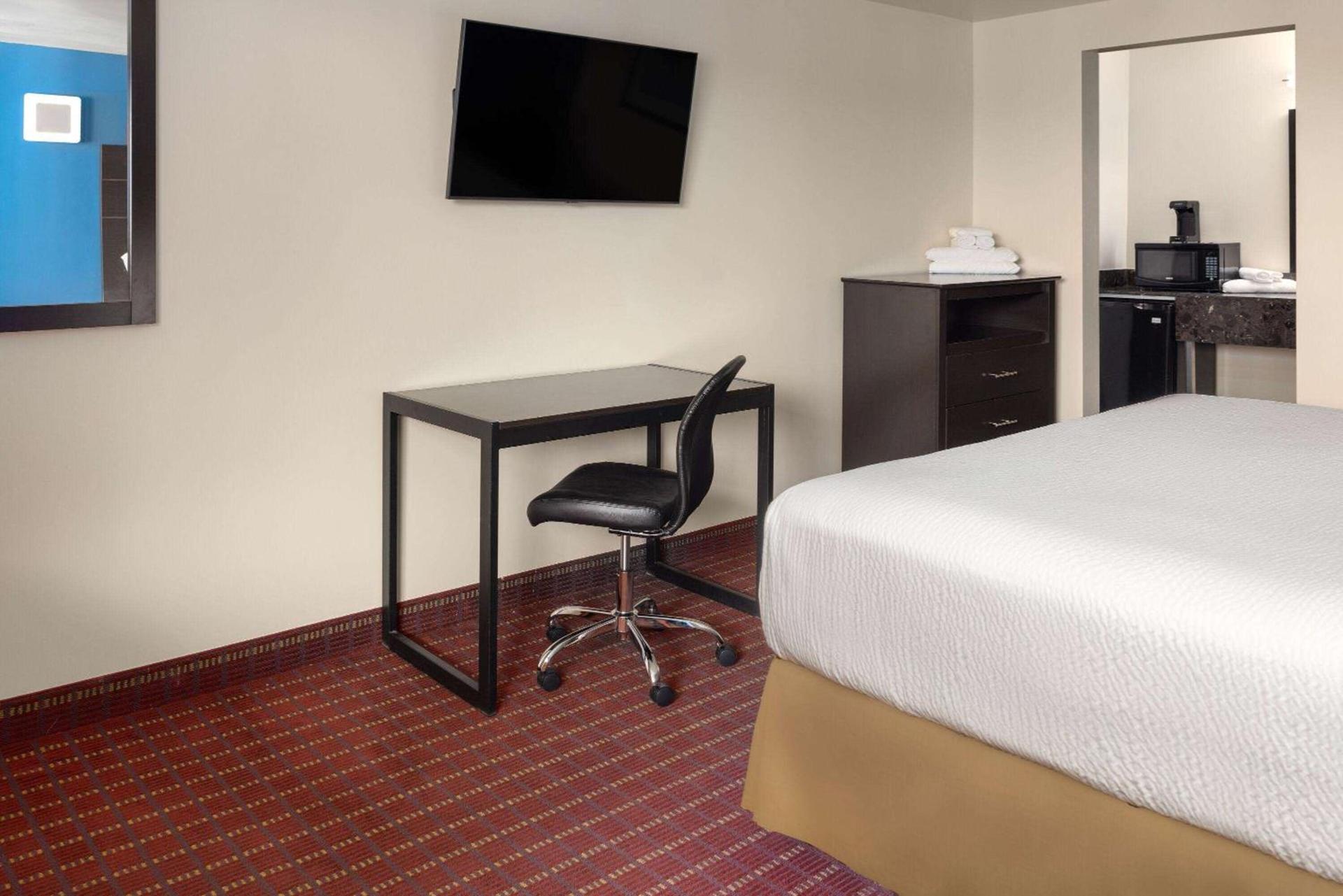Travelodge by Wyndham Manhasset photo 17