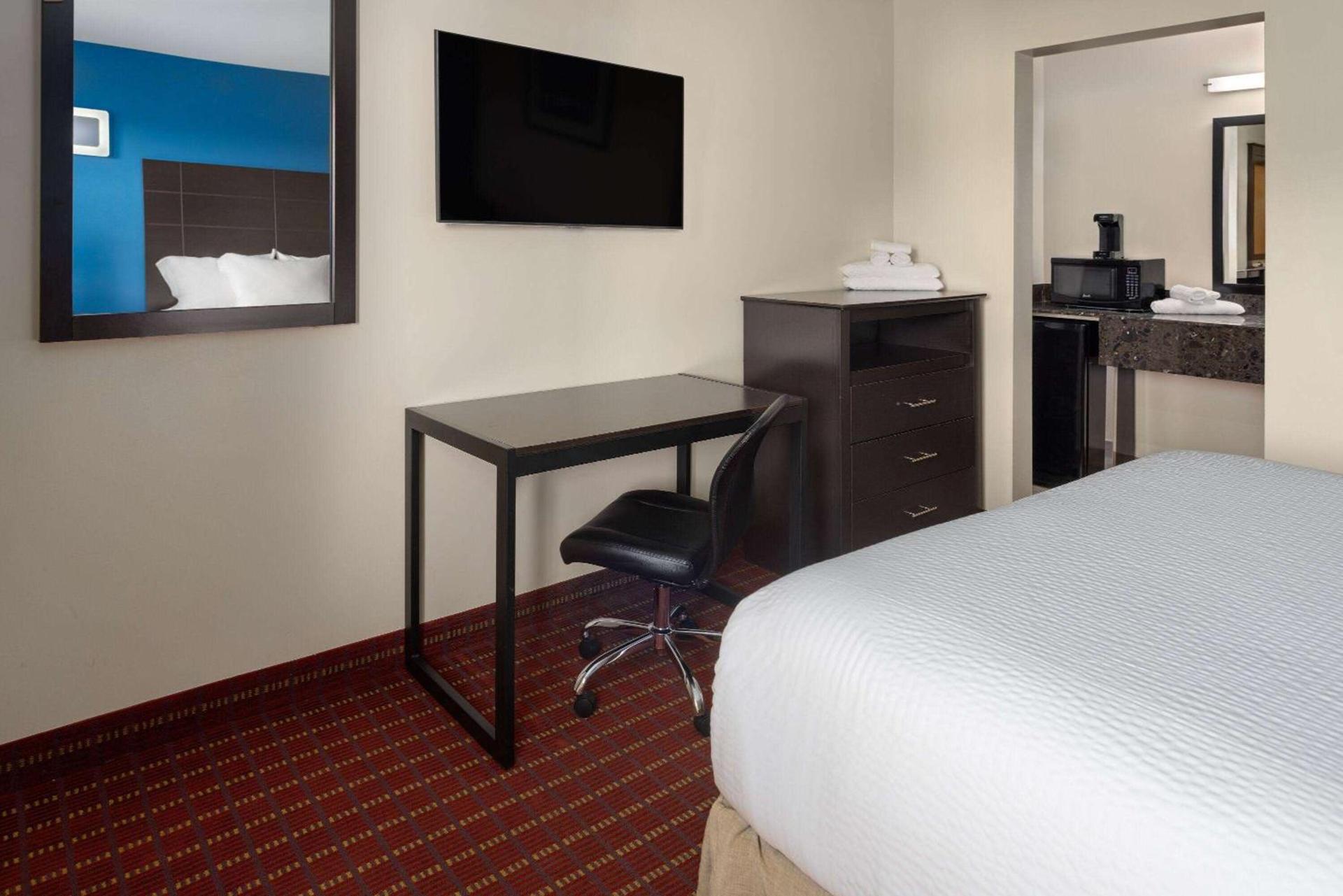Travelodge by Wyndham Manhasset photo 16