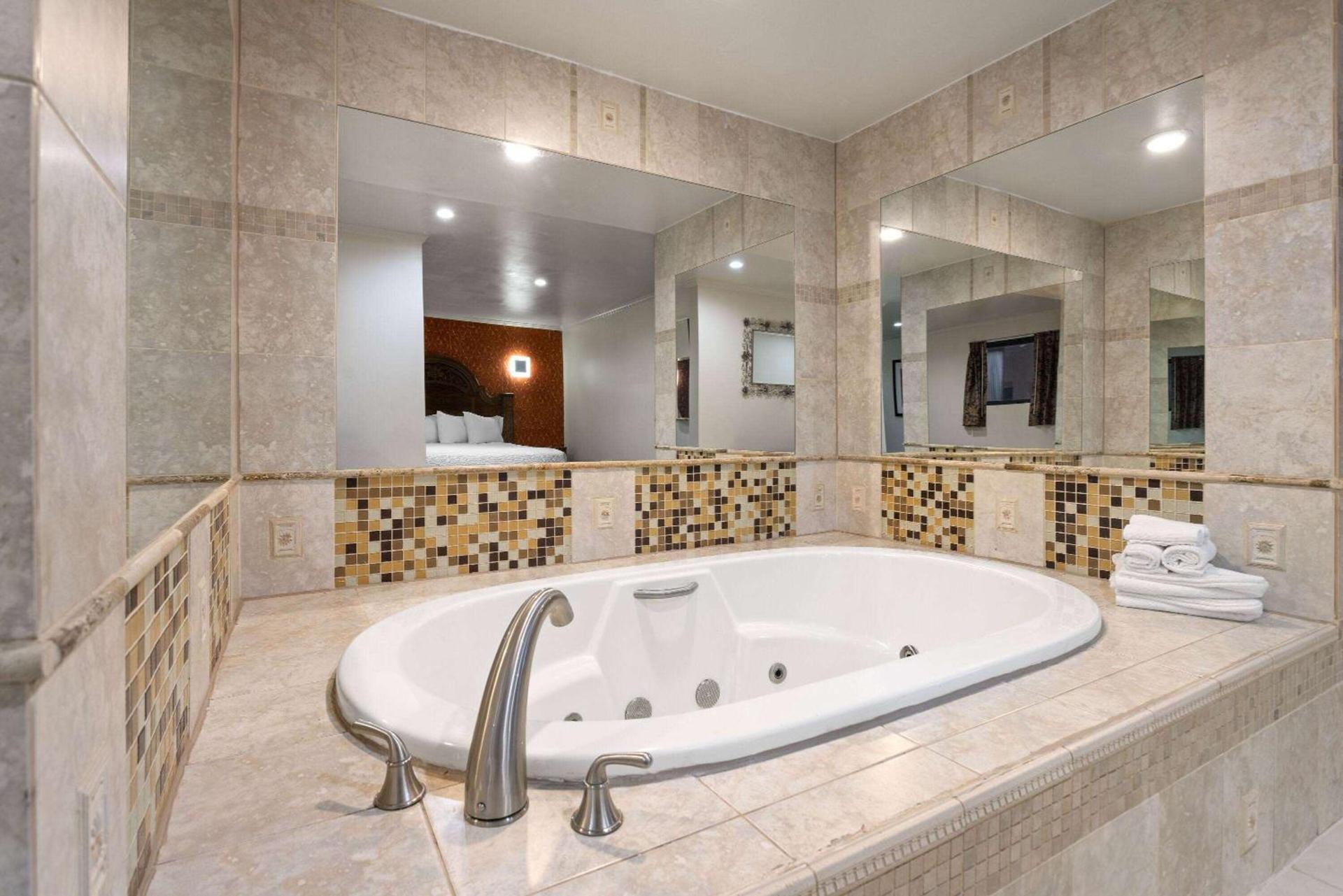 Travelodge by Wyndham Manhasset photo 21