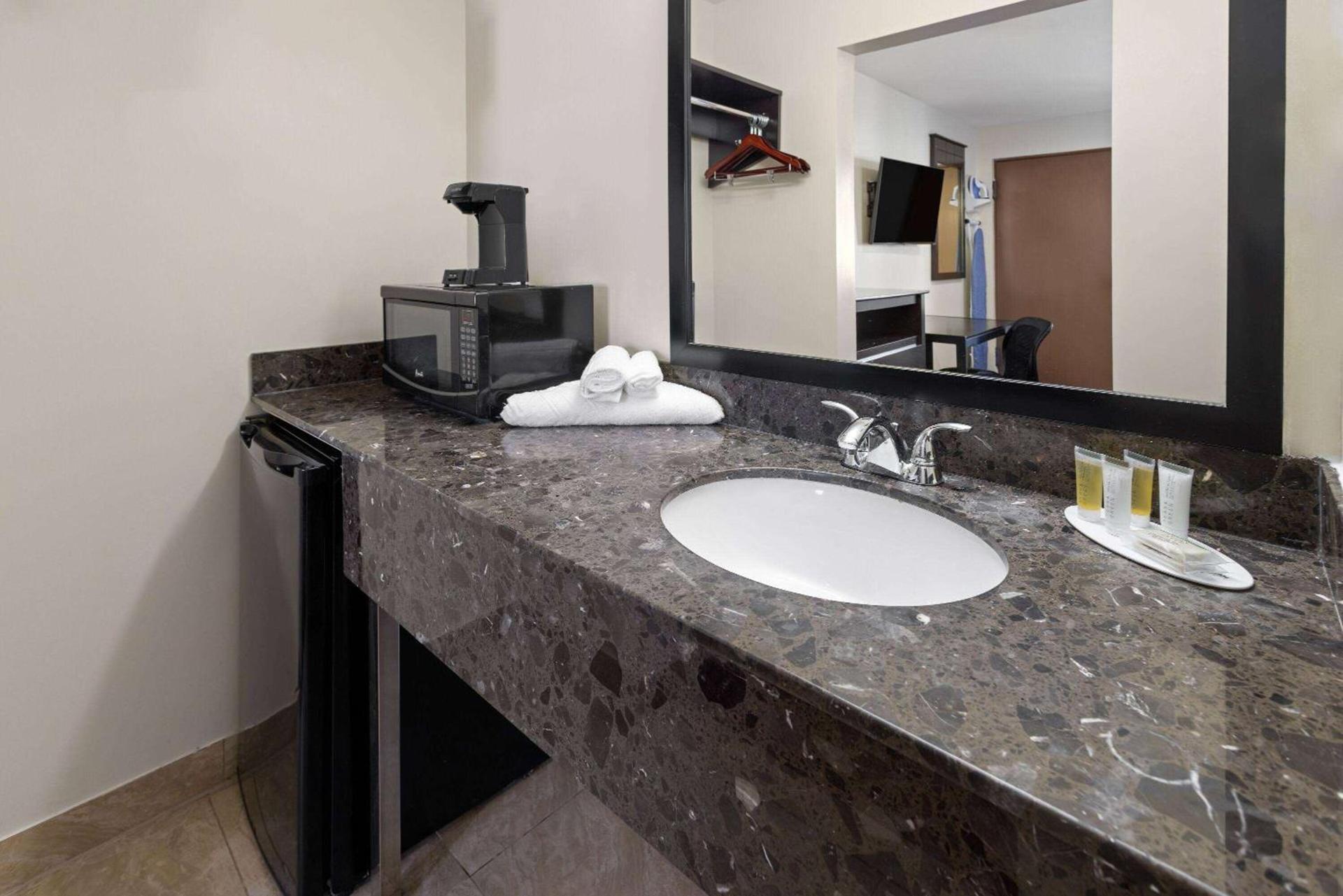 Travelodge by Wyndham Manhasset photo 24