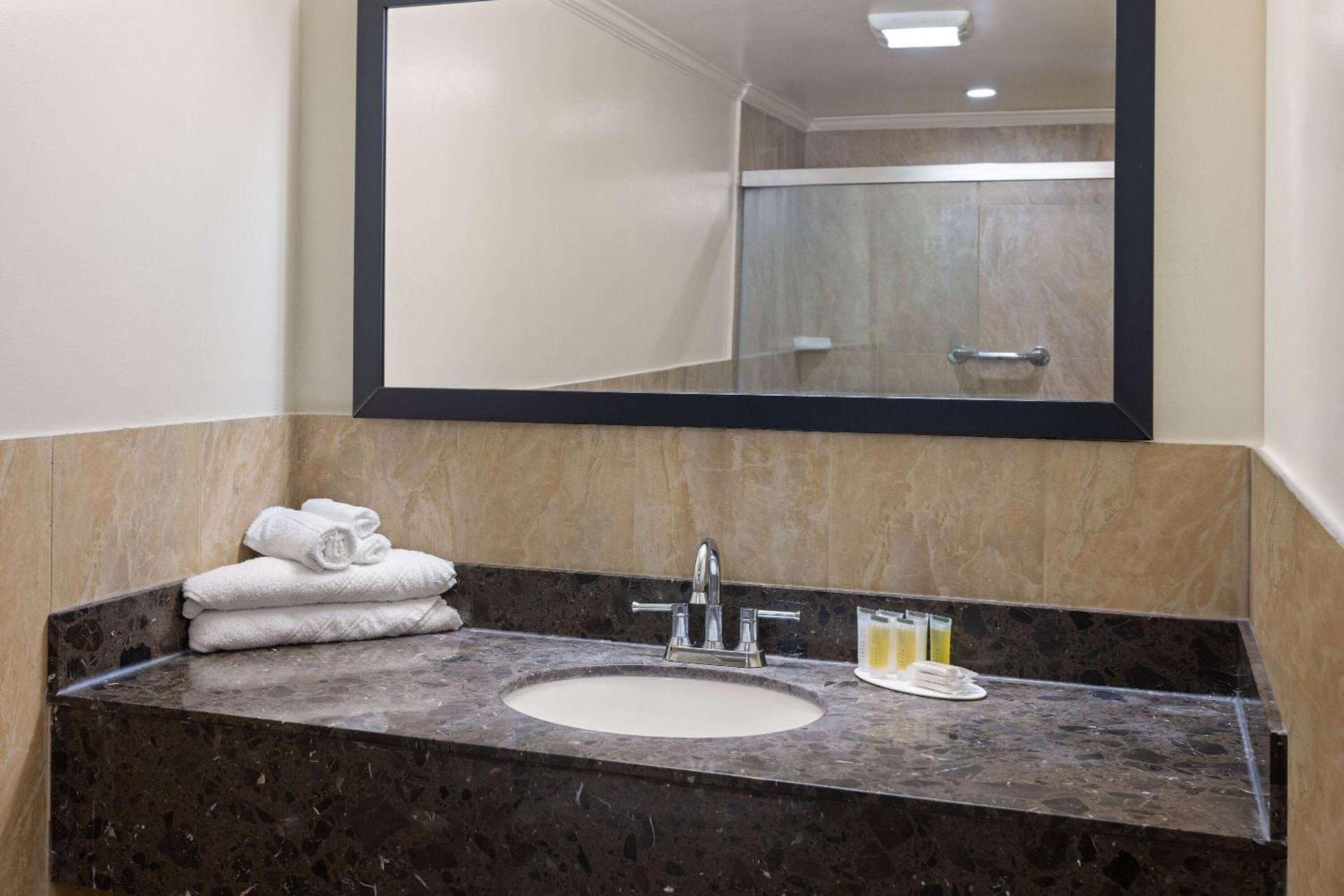Travelodge by Wyndham Manhasset photo 25