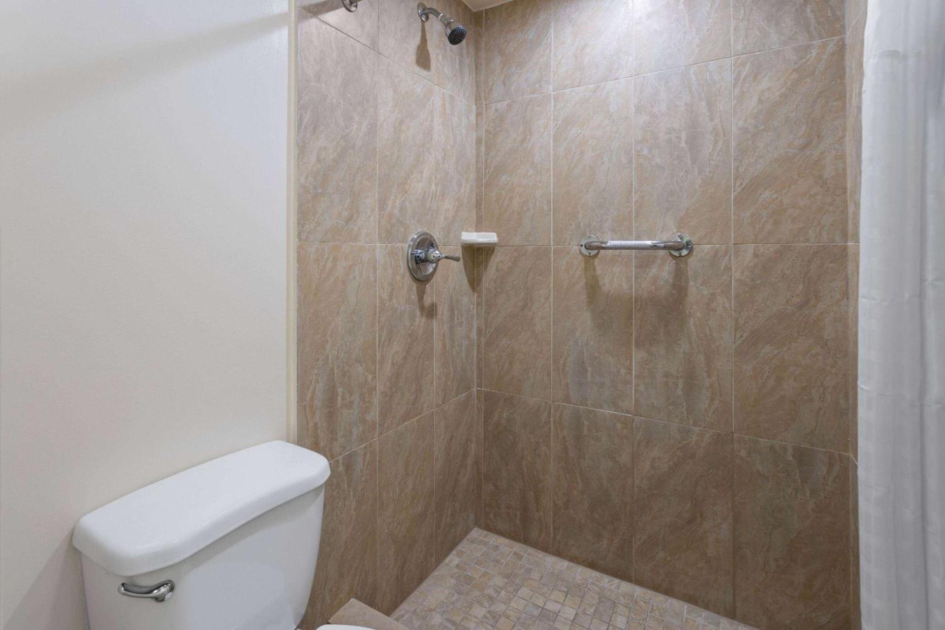 Travelodge by Wyndham Manhasset photo 23