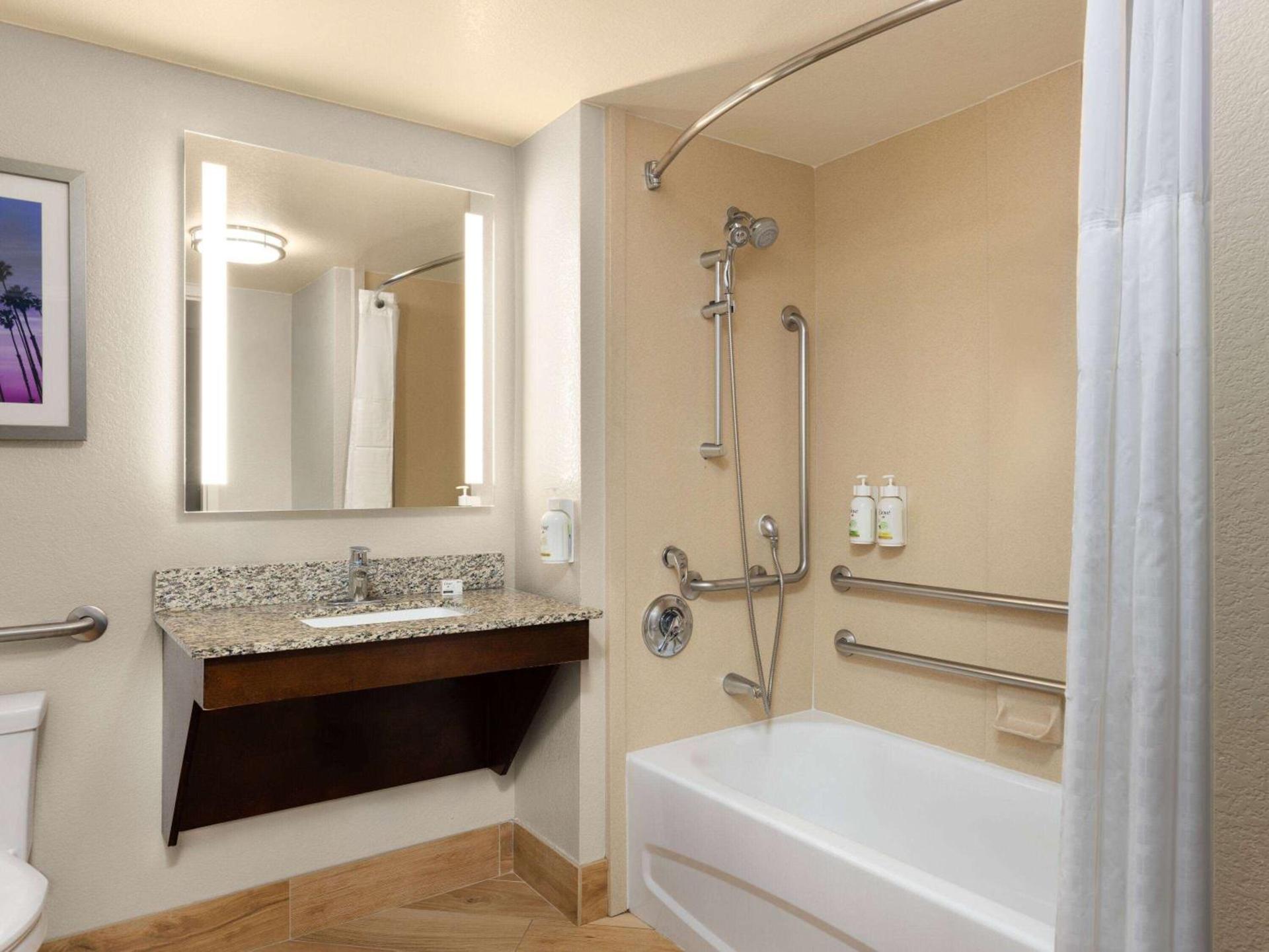La Quinta by Wyndham Santa Clarita - Valencia photo 36