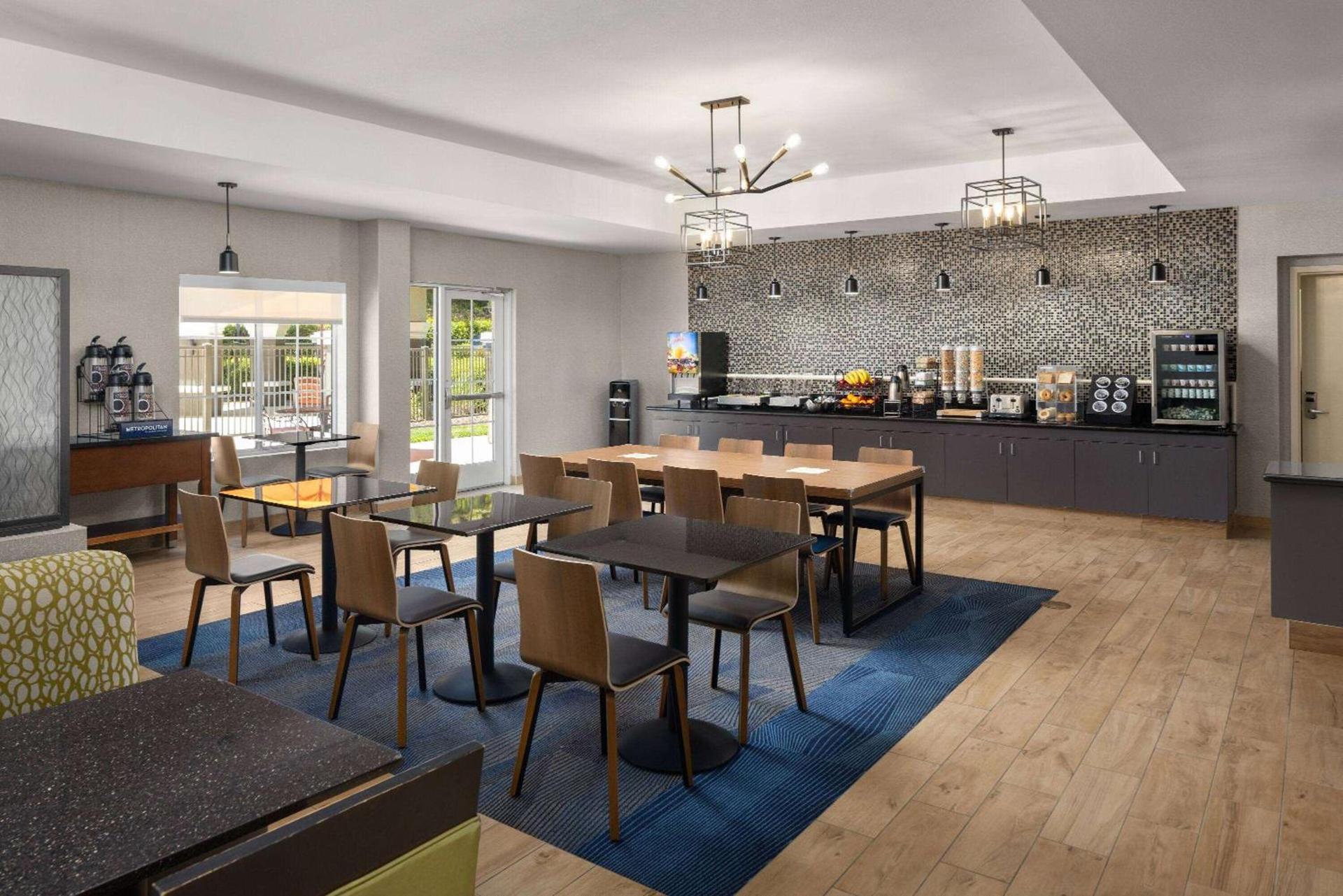 La Quinta by Wyndham Santa Clarita - Valencia photo 33
