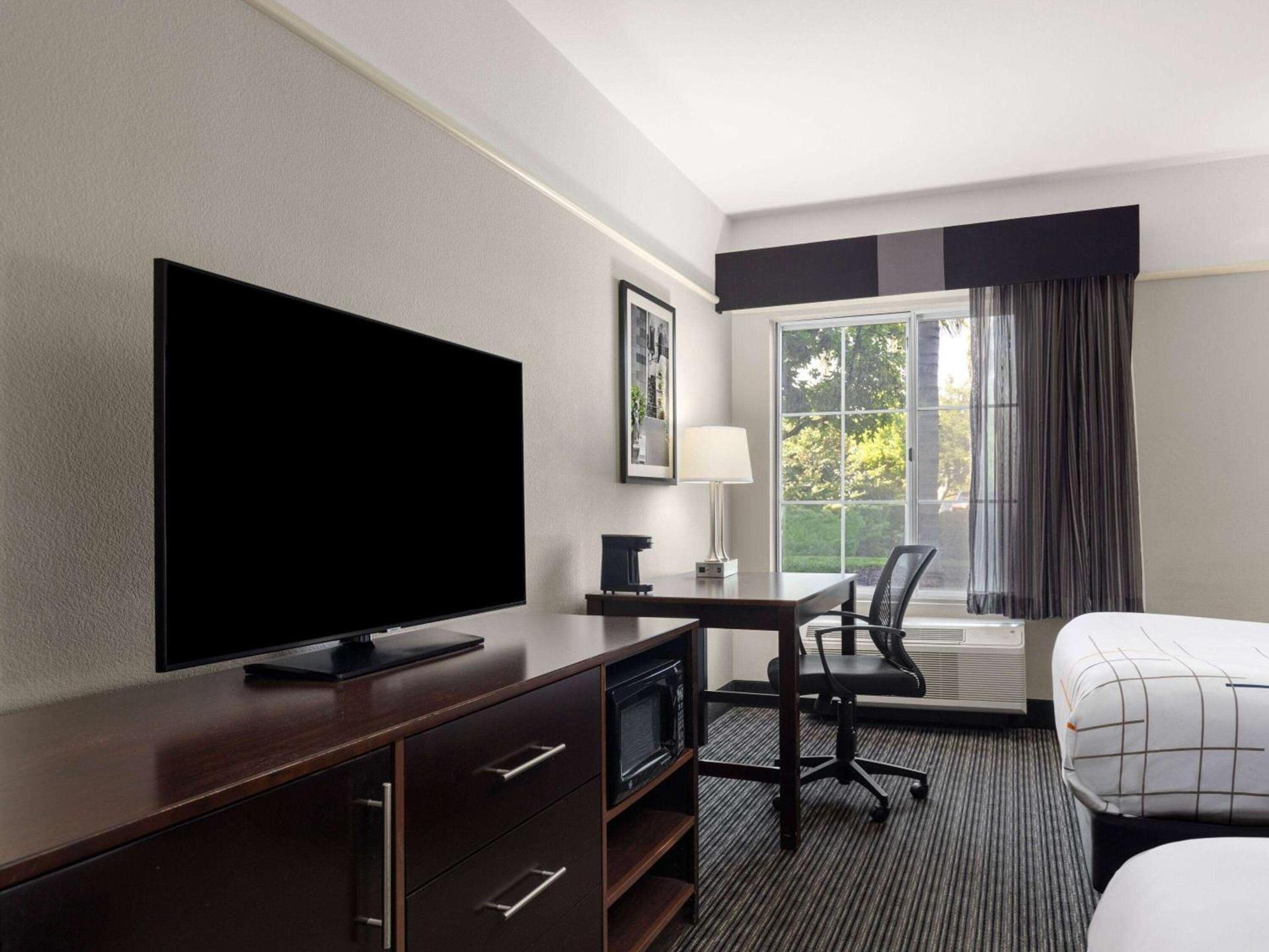 La Quinta by Wyndham Santa Clarita - Valencia photo 18