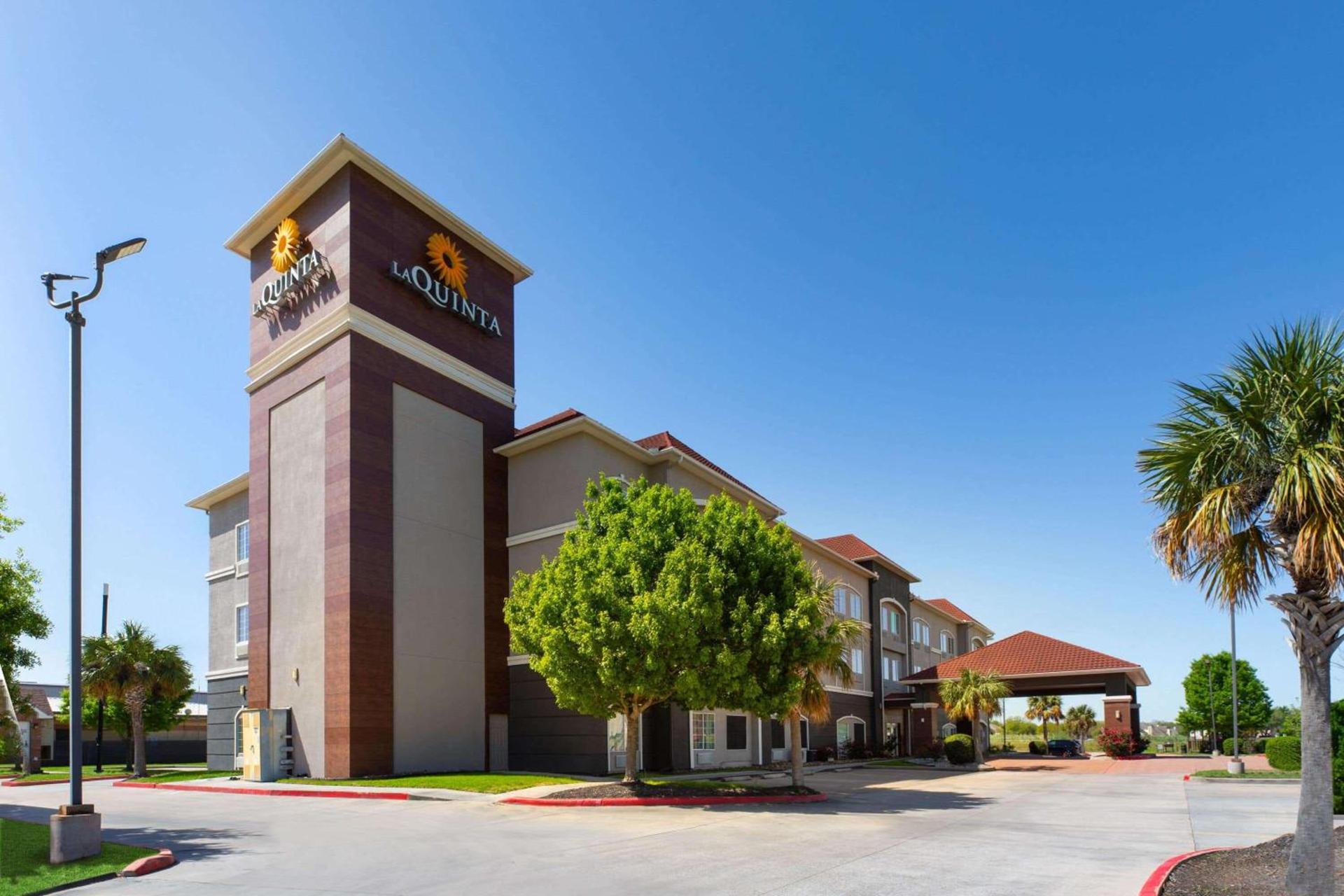 La Quinta by Wyndham Deer Park photo 2