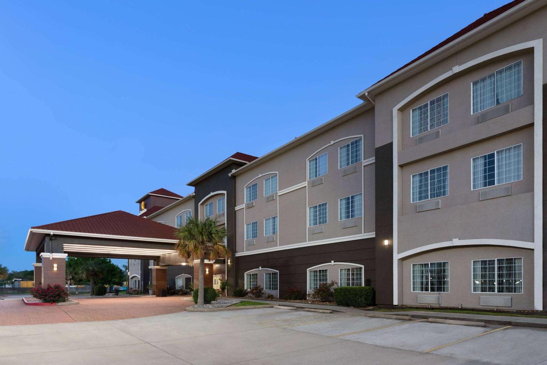 La Quinta by Wyndham Deer Park photo 3