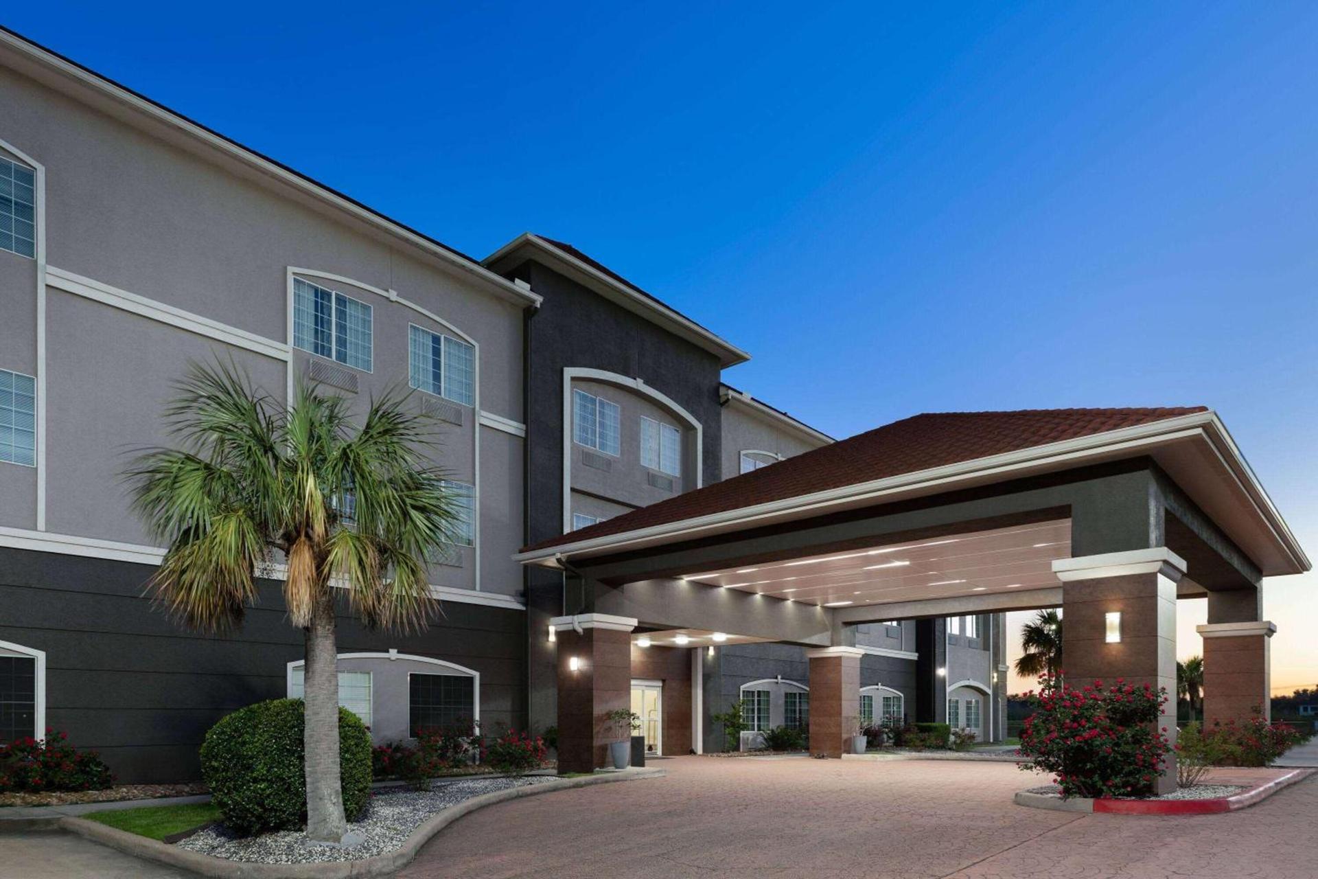La Quinta by Wyndham Deer Park photo 4