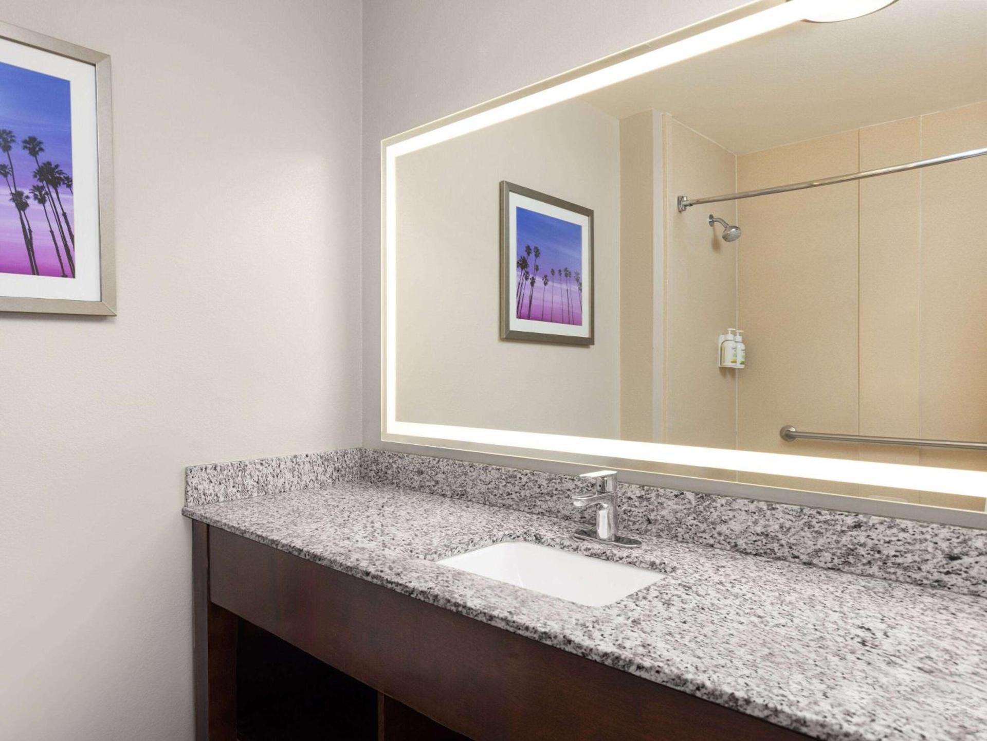 La Quinta by Wyndham Santa Clarita - Valencia photo 25