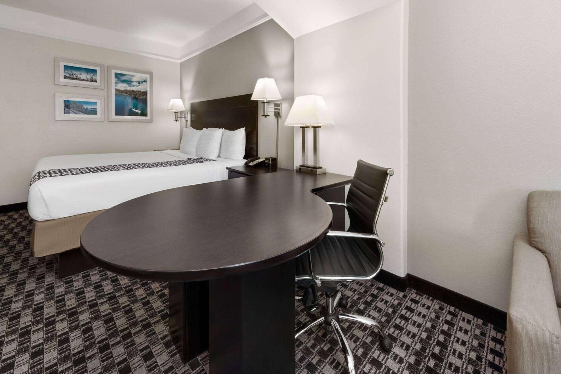 La Quinta by Wyndham Deer Park photo 14