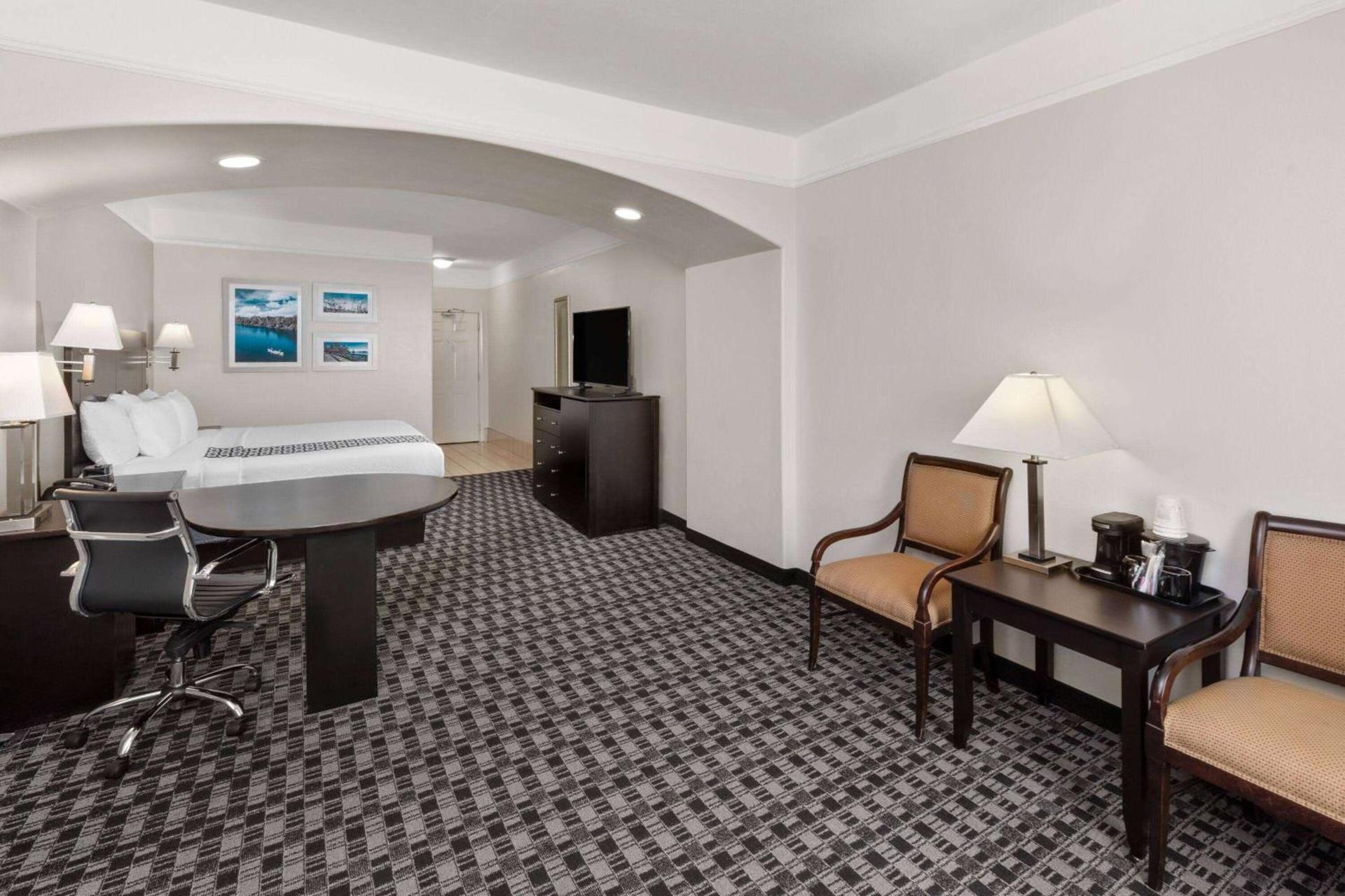 La Quinta by Wyndham Deer Park photo 20