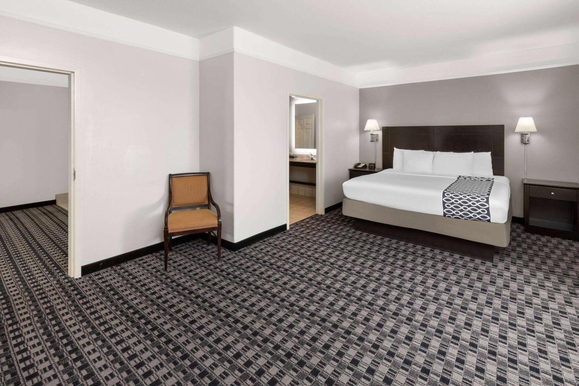 La Quinta by Wyndham Deer Park photo 26
