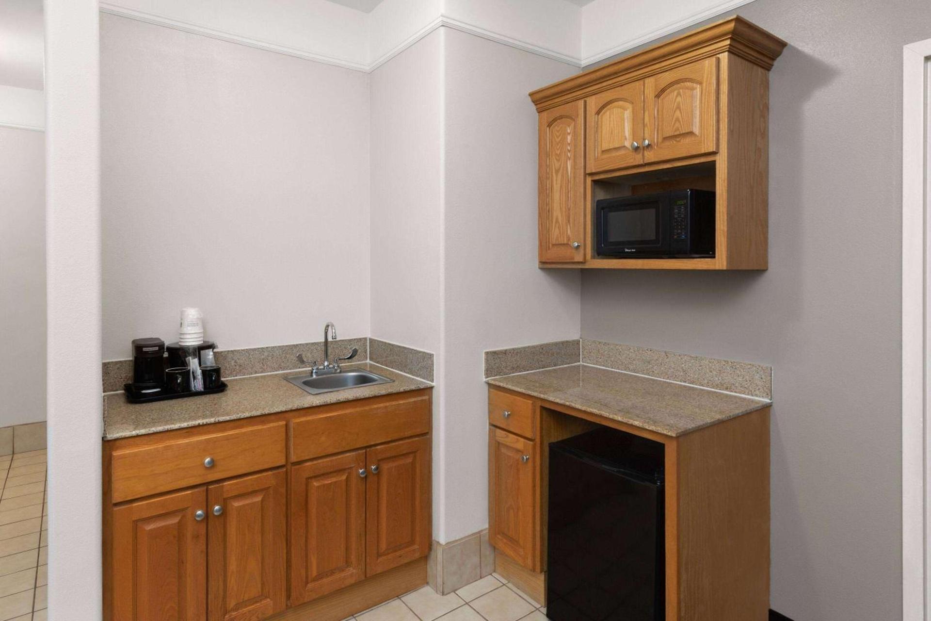 La Quinta by Wyndham Deer Park photo 28