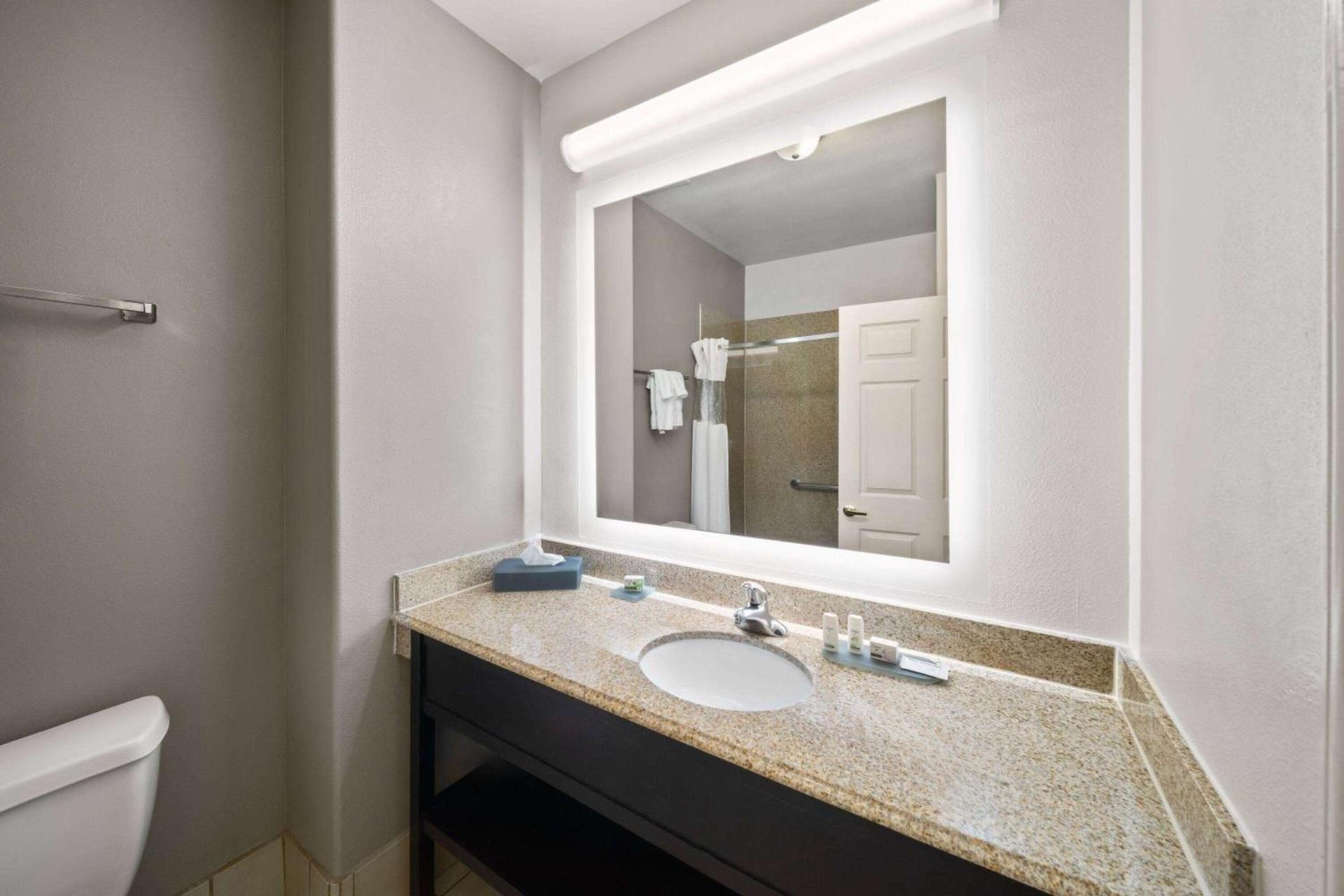 La Quinta by Wyndham Deer Park photo 22