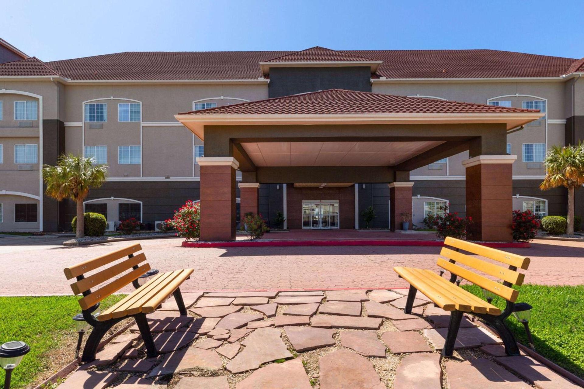 La Quinta by Wyndham Deer Park photo 37