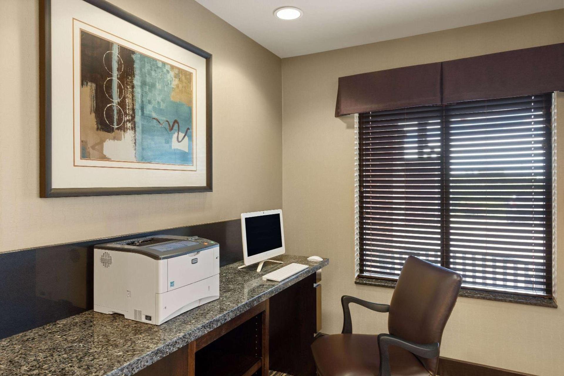 La Quinta by Wyndham Sioux Falls photo 8