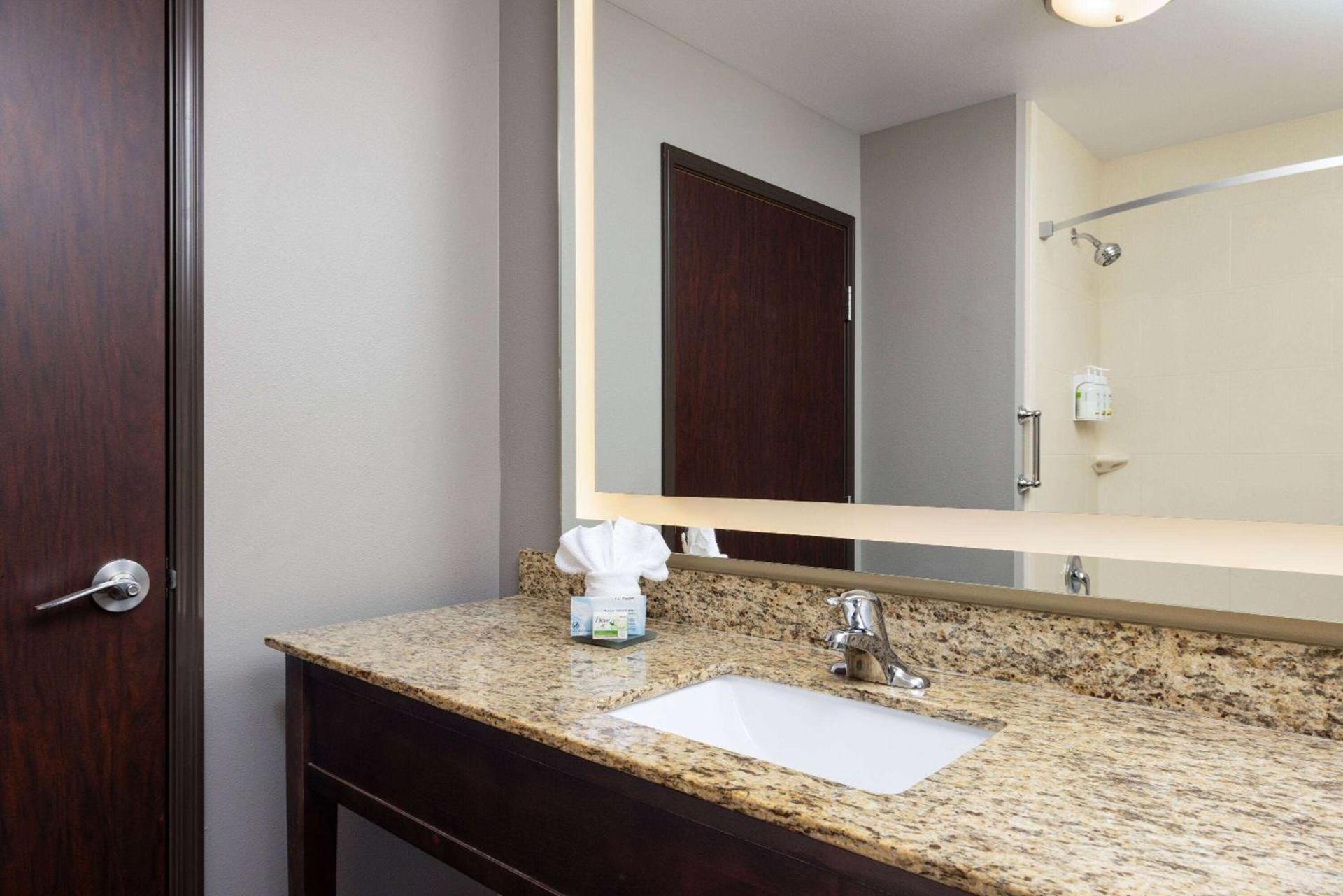 La Quinta by Wyndham Sioux Falls photo 38