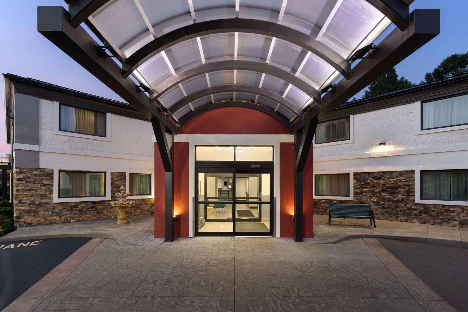 La Quinta Inn by Wyndham Buffalo Airport photo 10