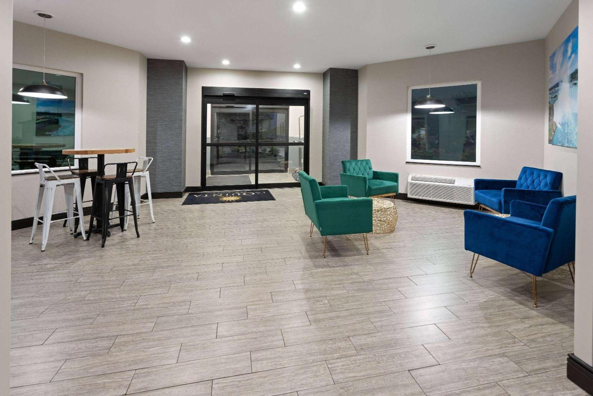 La Quinta Inn by Wyndham Buffalo Airport photo 13