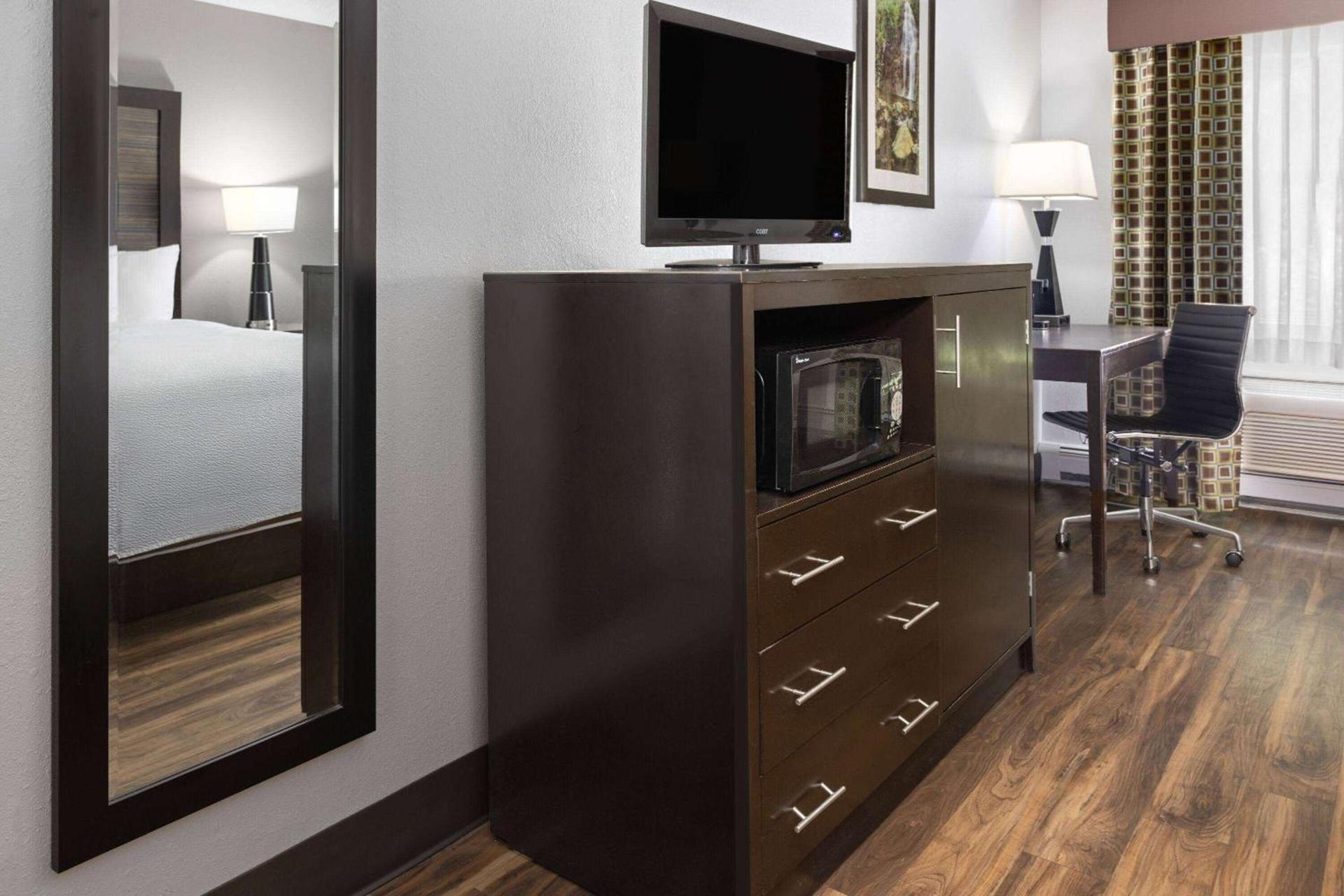 La Quinta Inn by Wyndham Buffalo Airport photo 31
