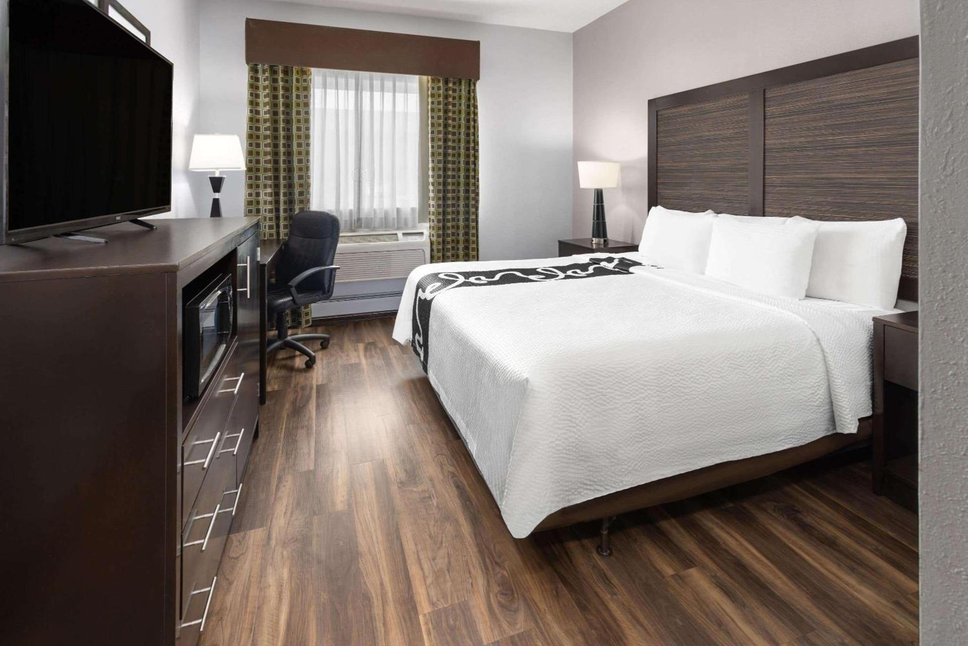 La Quinta Inn by Wyndham Buffalo Airport photo 33