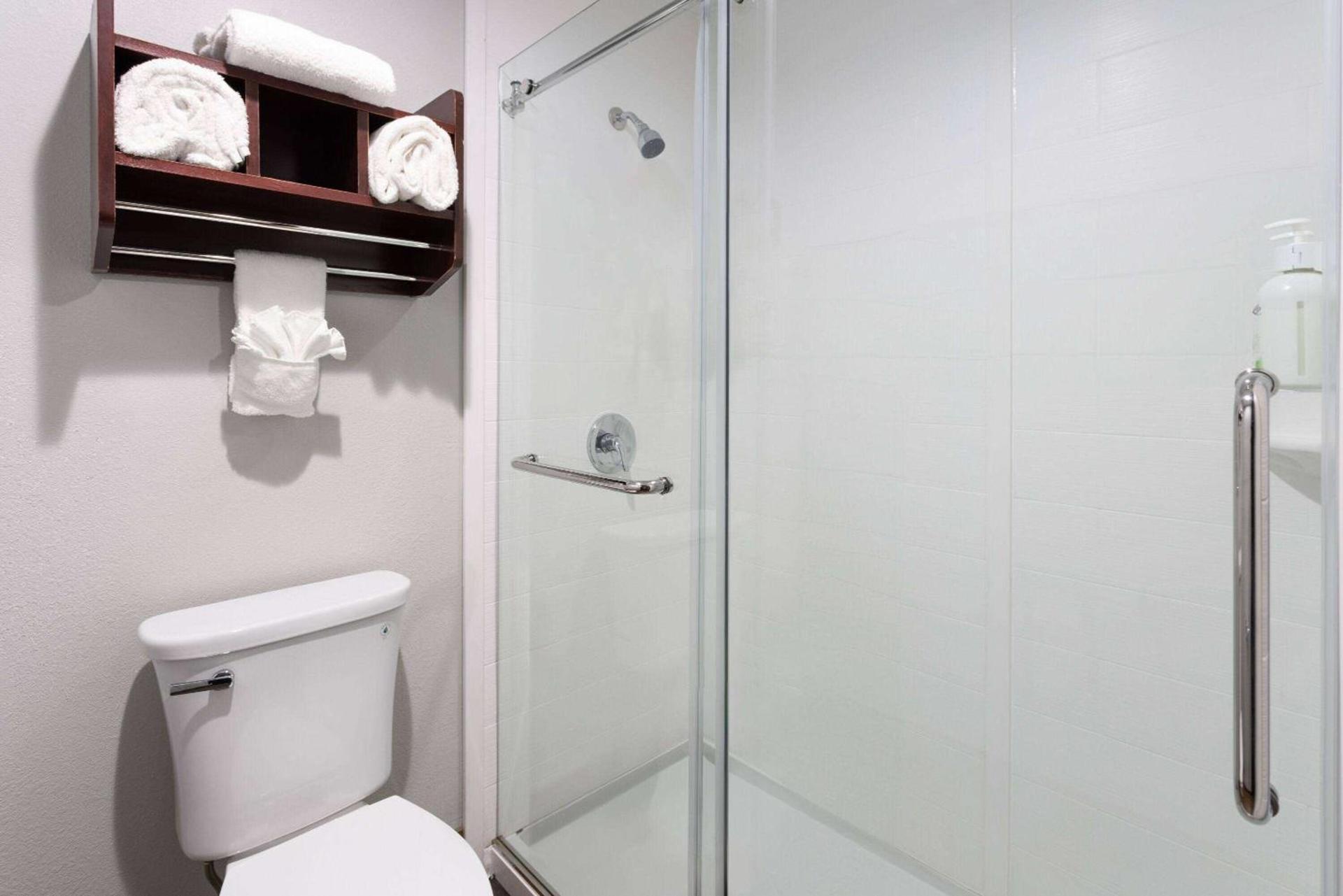 La Quinta Inn by Wyndham Buffalo Airport photo 39