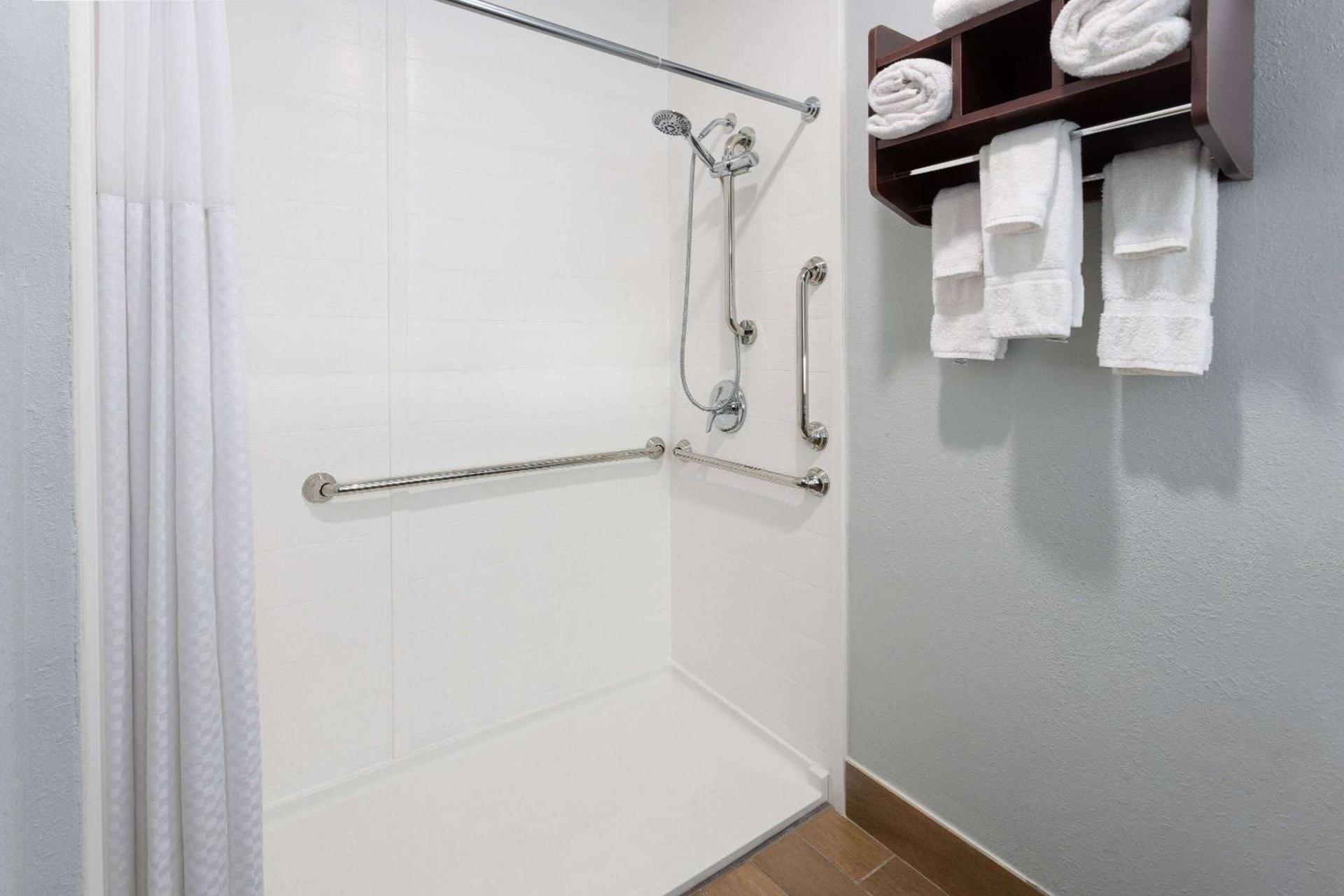 La Quinta Inn by Wyndham Buffalo Airport photo 40