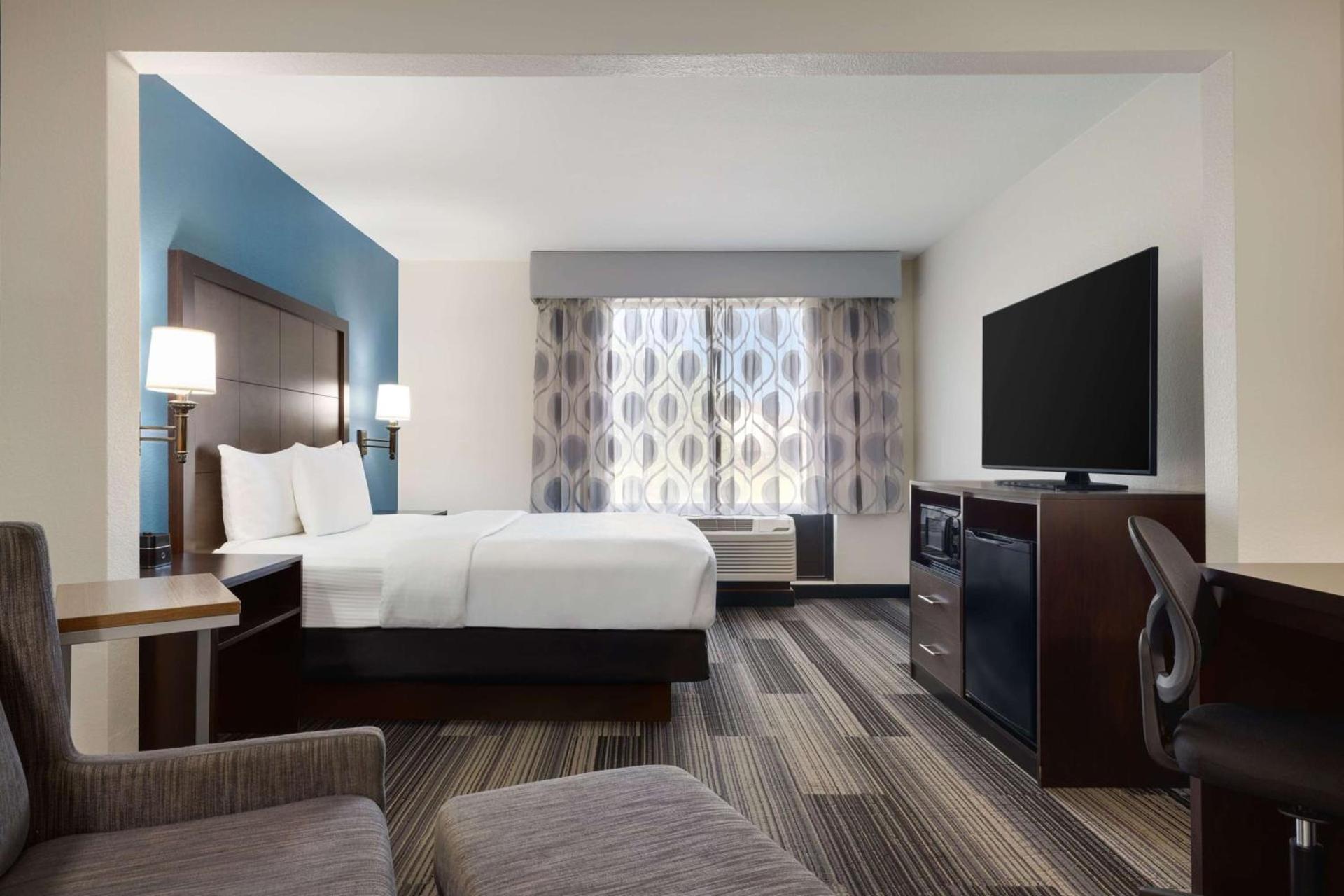 La Quinta Inn & Suites by Wyndham Springfield Airport Rte 66 photo 14