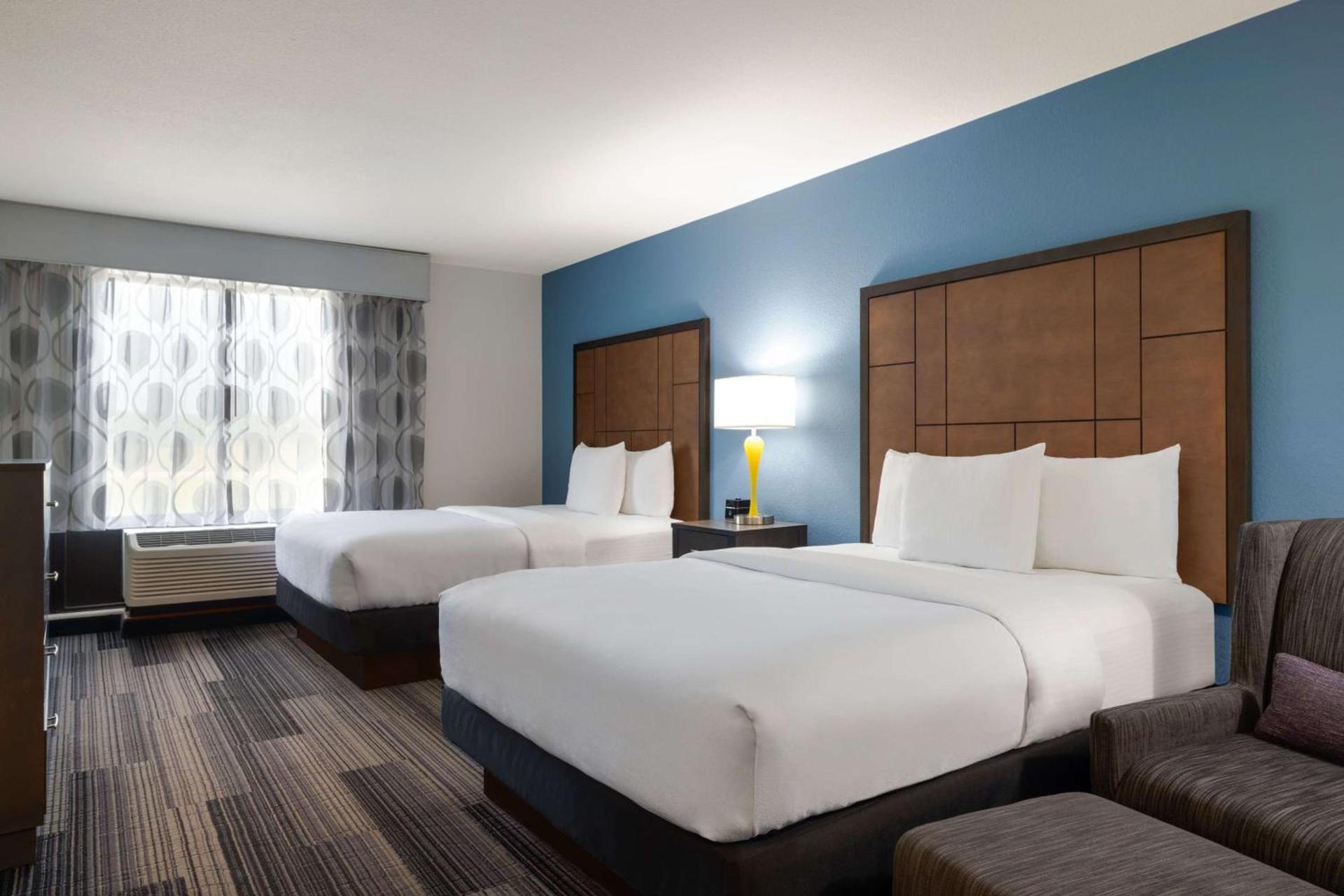 La Quinta Inn & Suites by Wyndham Springfield Airport Rte 66 photo 18