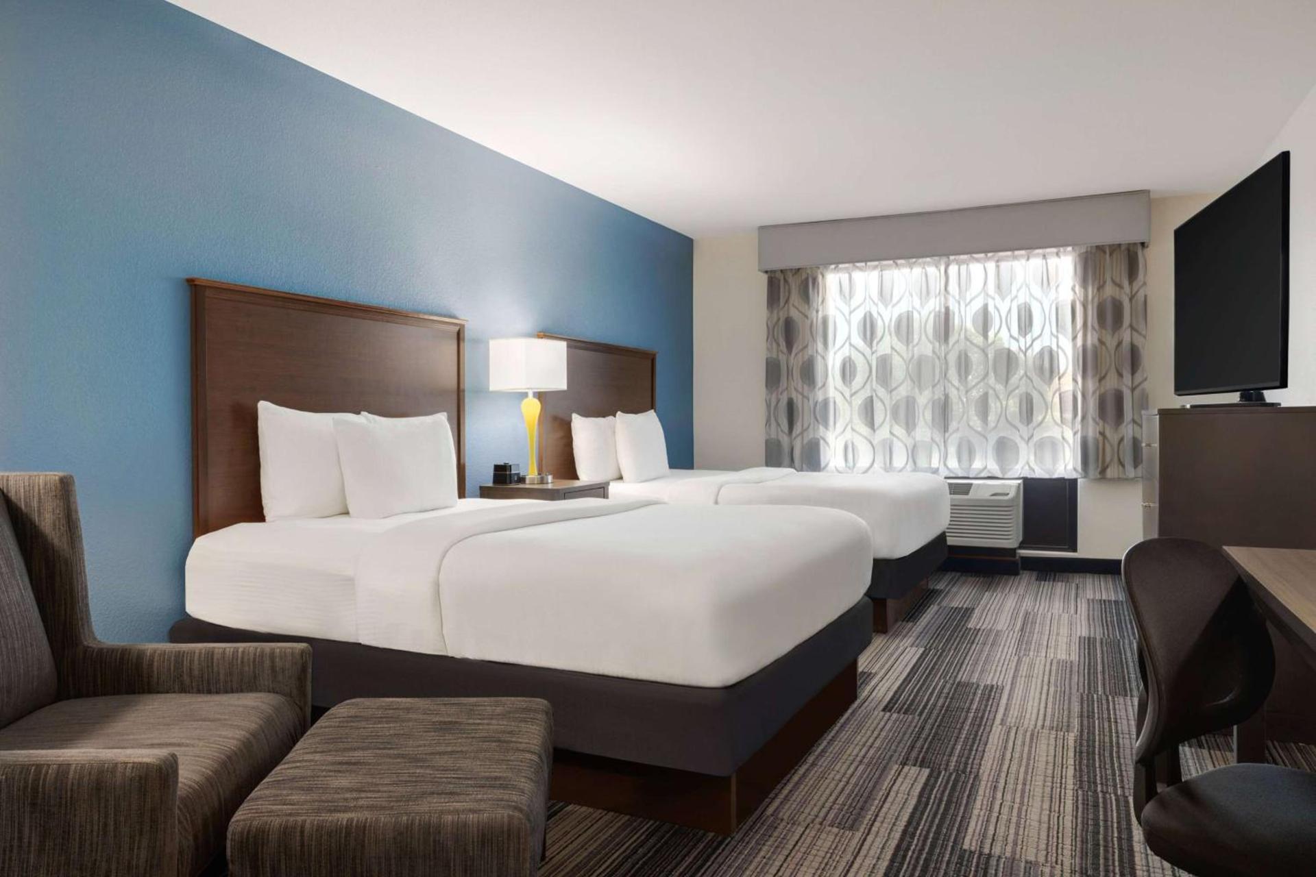 La Quinta Inn & Suites by Wyndham Springfield Airport Rte 66 photo 21