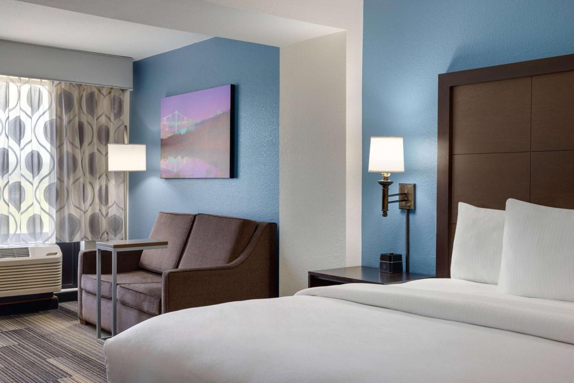 La Quinta Inn & Suites by Wyndham Springfield Airport Rte 66 photo 29