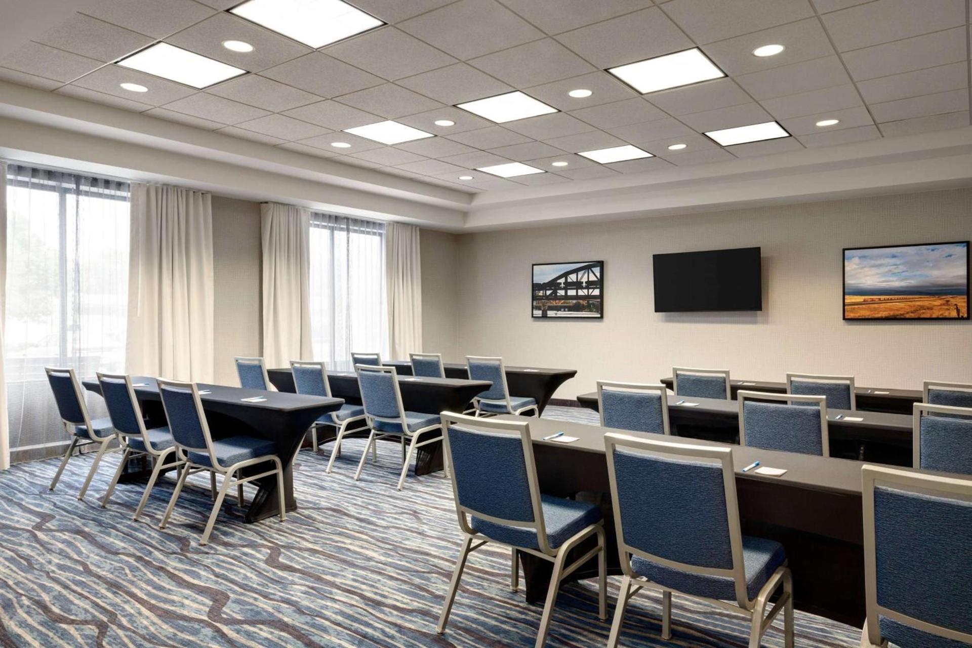 La Quinta Inn & Suites by Wyndham Springfield Airport Rte 66 photo 39