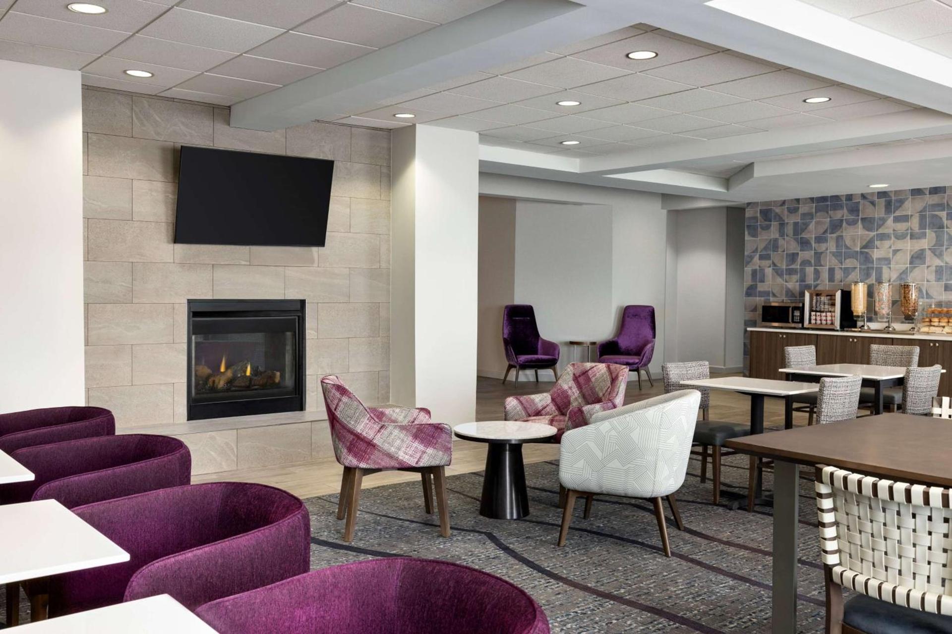 La Quinta Inn & Suites by Wyndham Springfield Airport Rte 66 photo 10