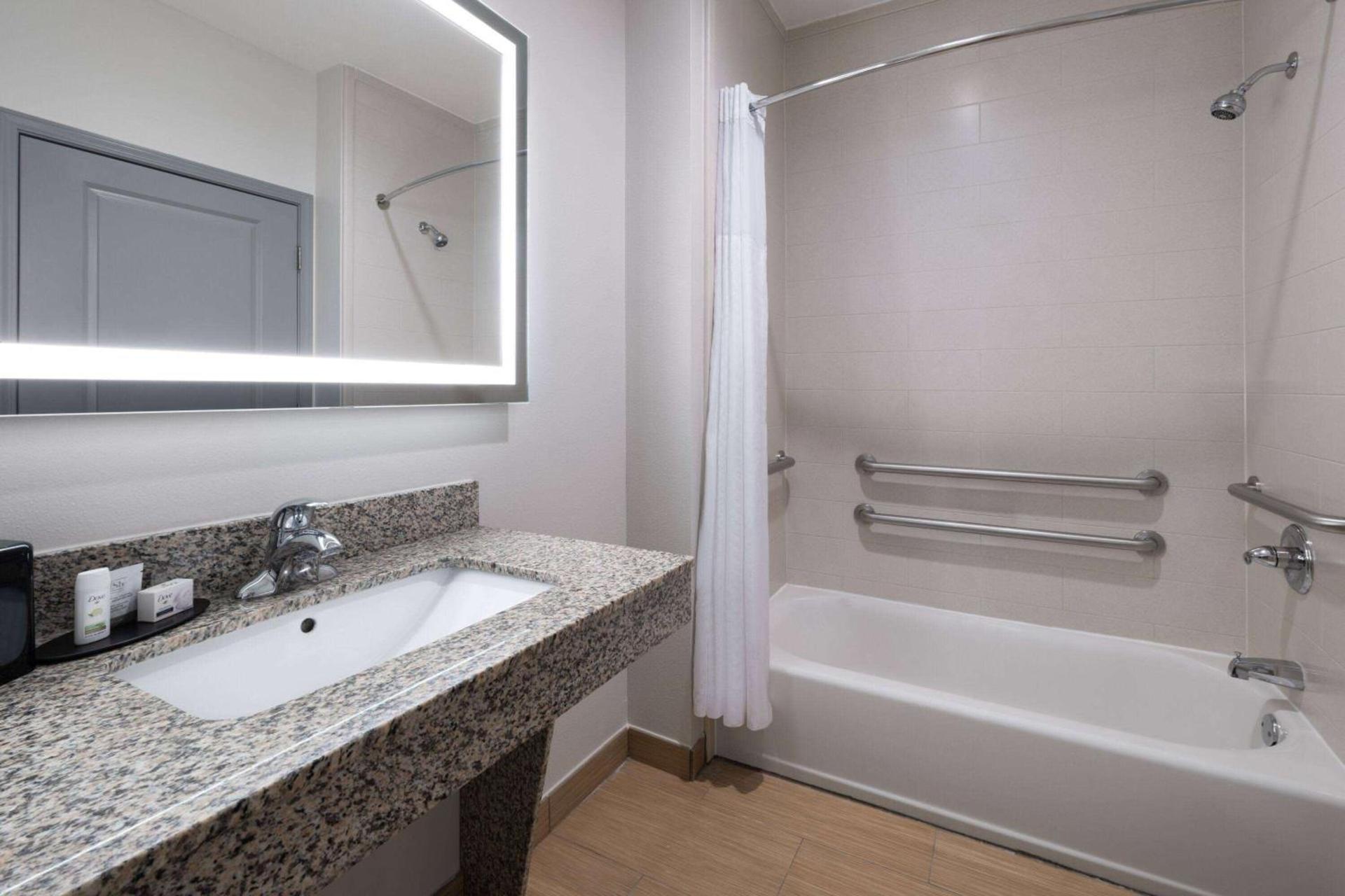 La Quinta by Wyndham Muskogee photo 30