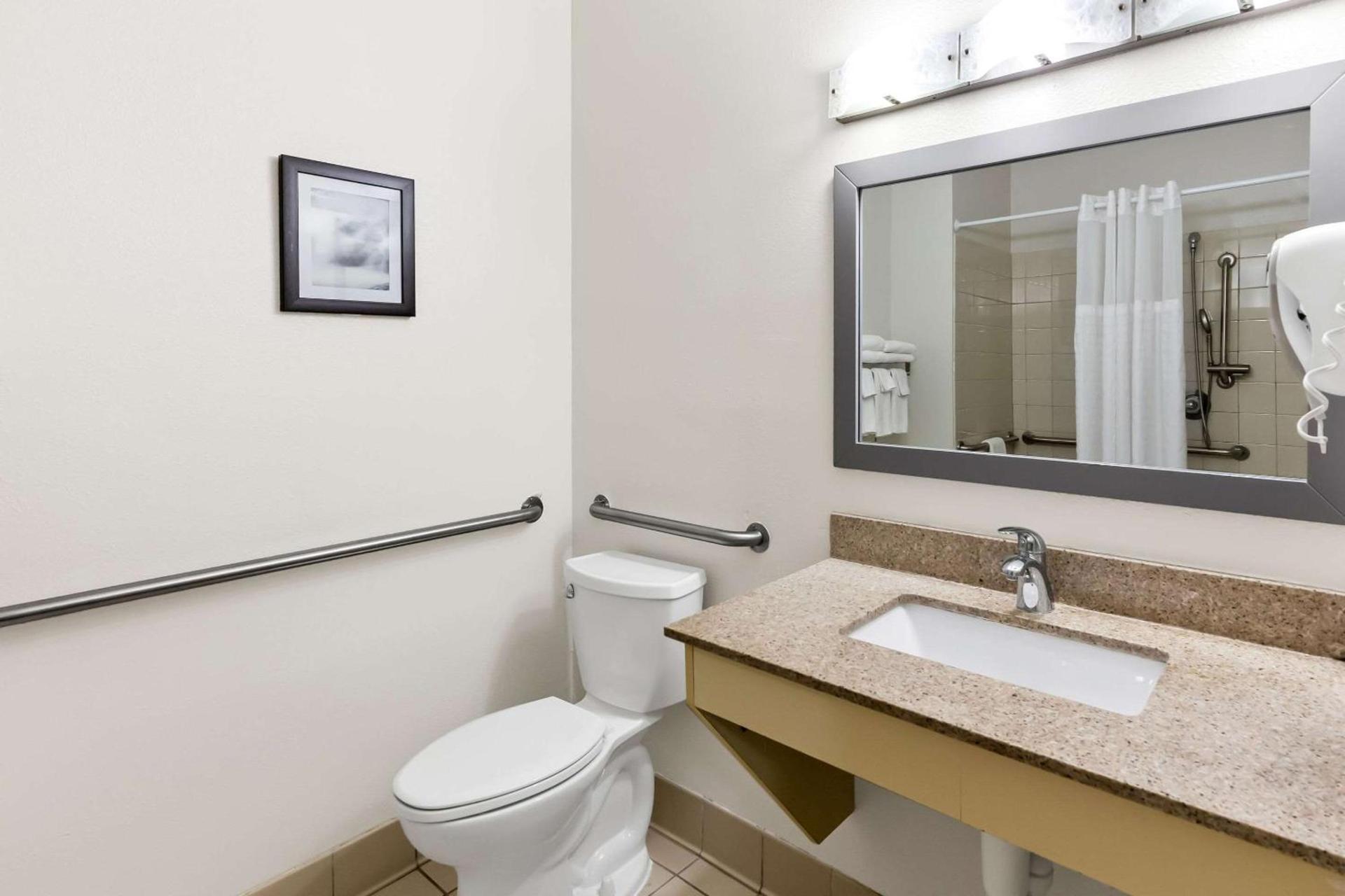 Quality Inn & Suites Springfield Southwest near I-72 photo 18