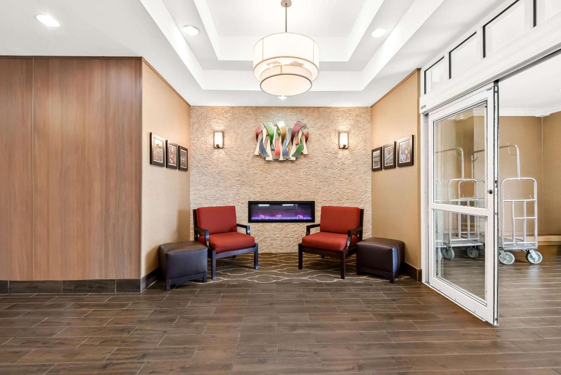Comfort Suites New Orleans East photo 3