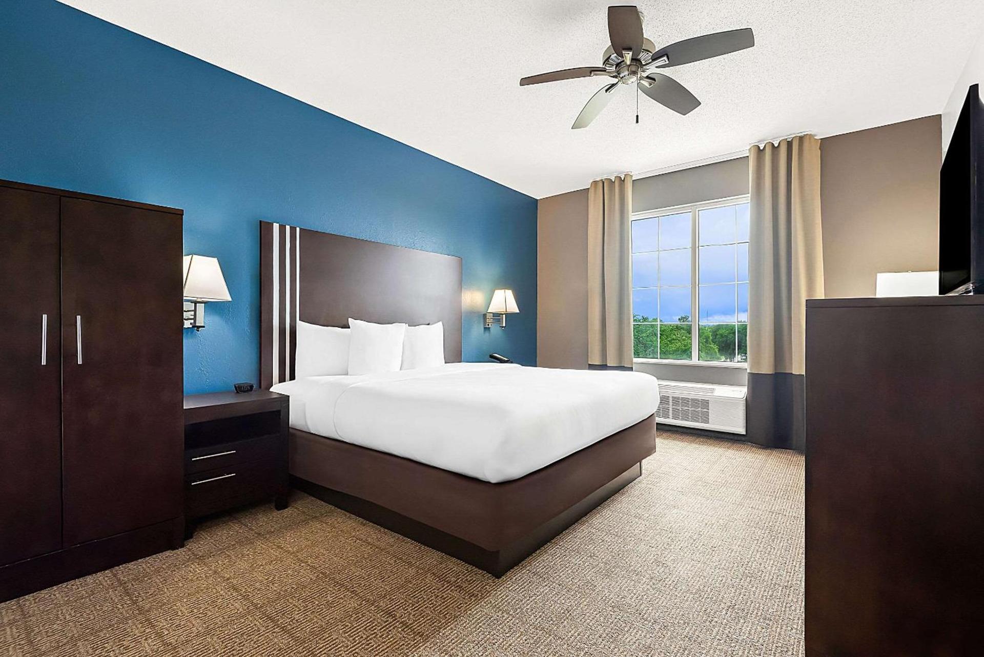 Comfort Suites New Orleans East photo 6