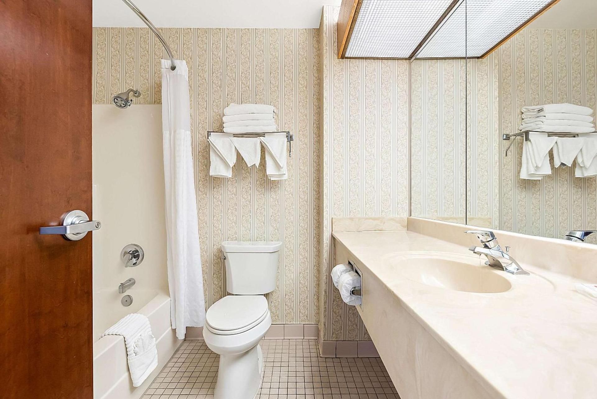 Comfort Suites New Orleans East photo 14