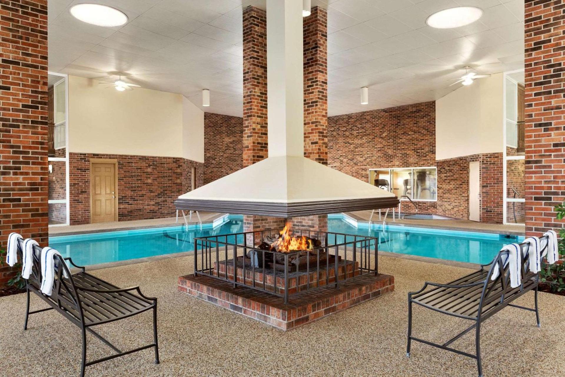 Country Inn & Suites by Radisson, Woodbury, MN photo 17