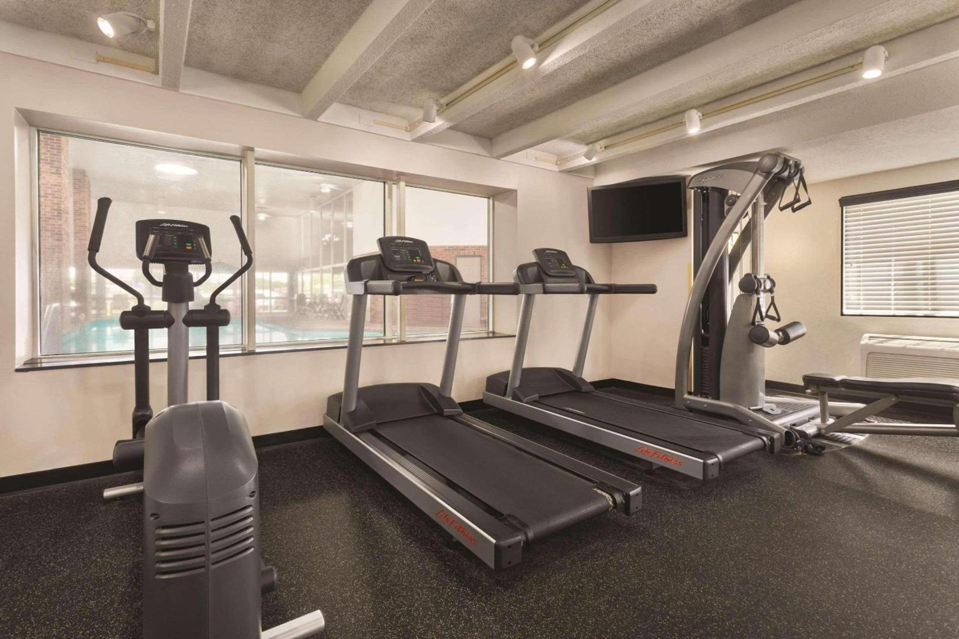 Country Inn & Suites by Radisson, Woodbury, MN photo 18