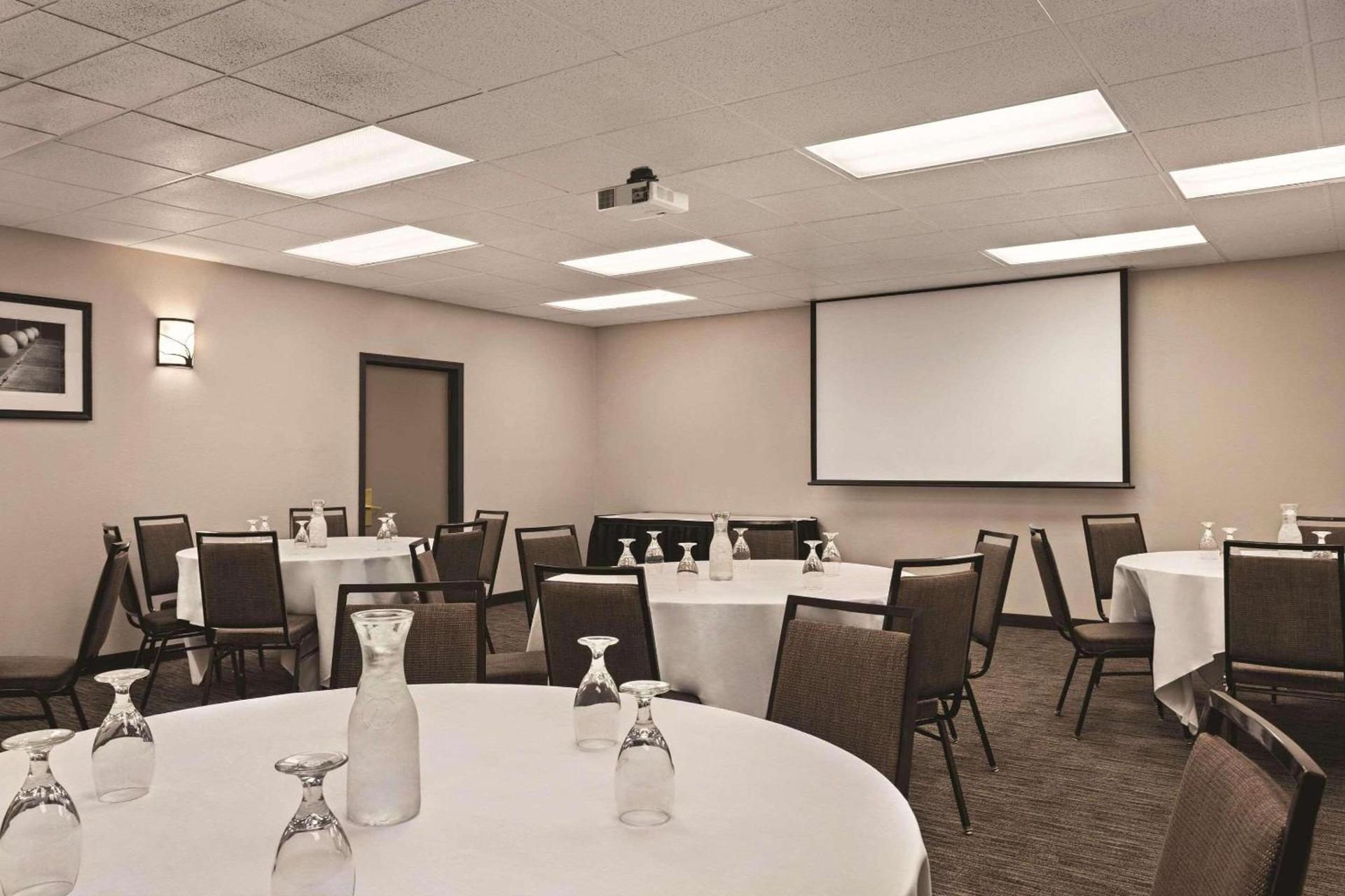 Country Inn & Suites by Radisson, Woodbury, MN photo 21