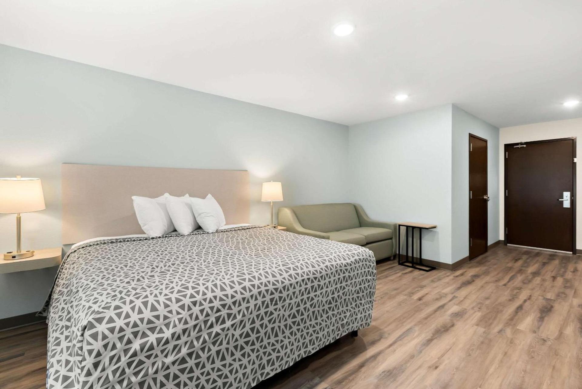 WoodSpring Suites Savannah West Chatham Parkway photo 7