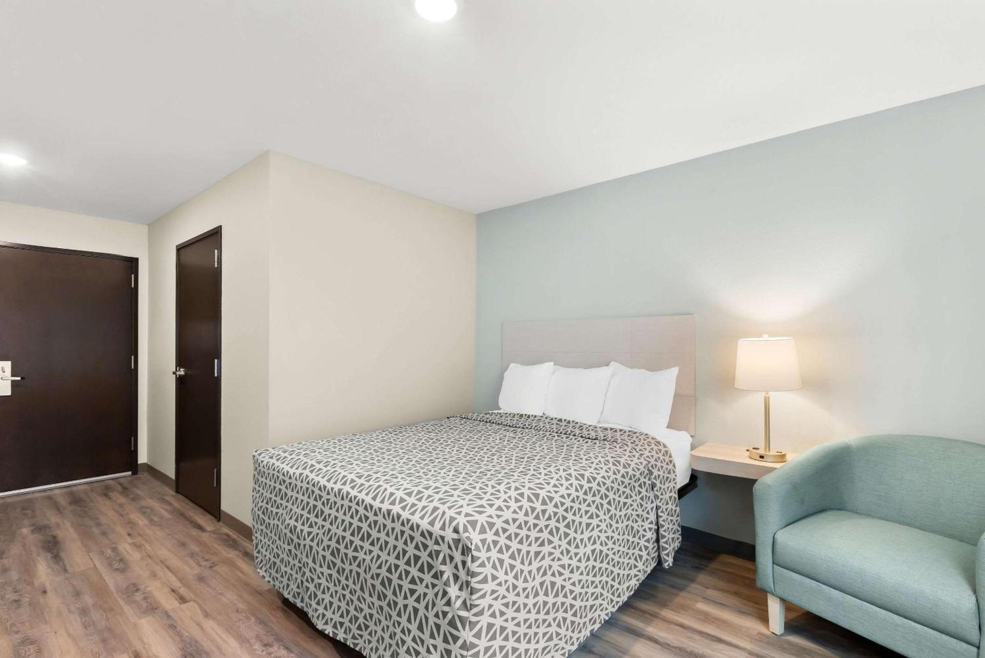 WoodSpring Suites Savannah West Chatham Parkway photo 11