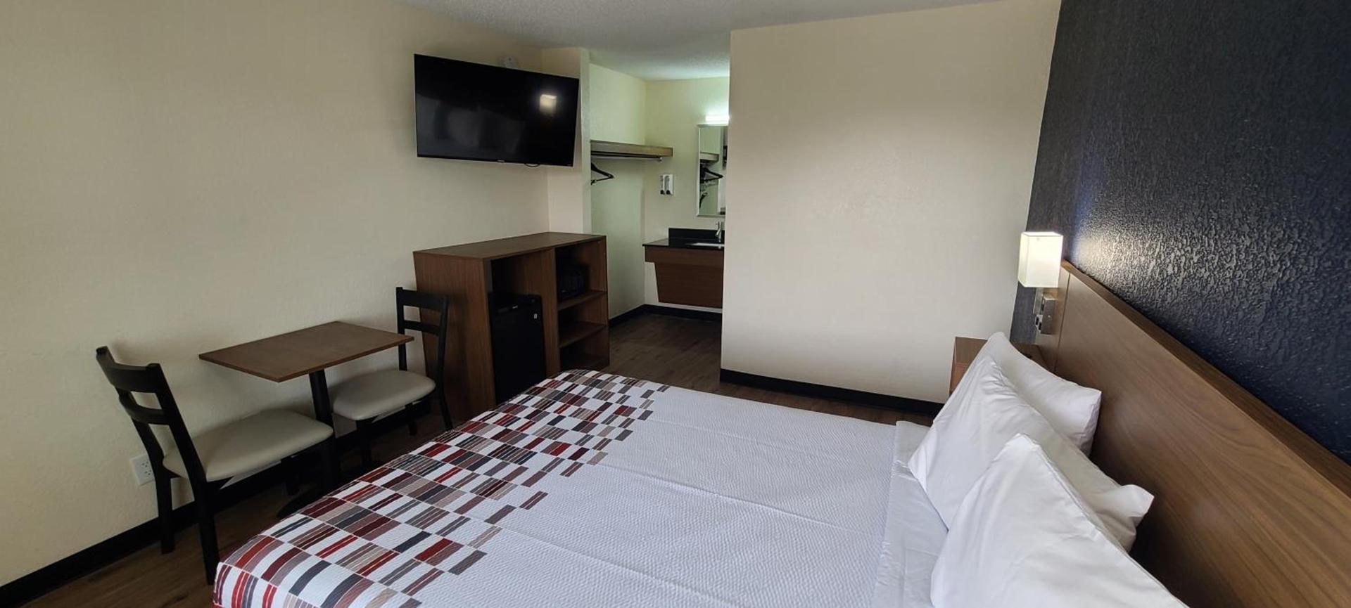 Red Roof Inn Byron photo 26