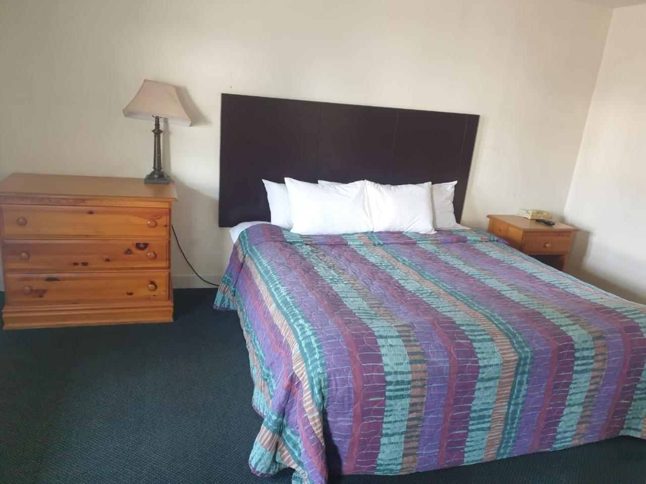 Town & Country Inn photo 2