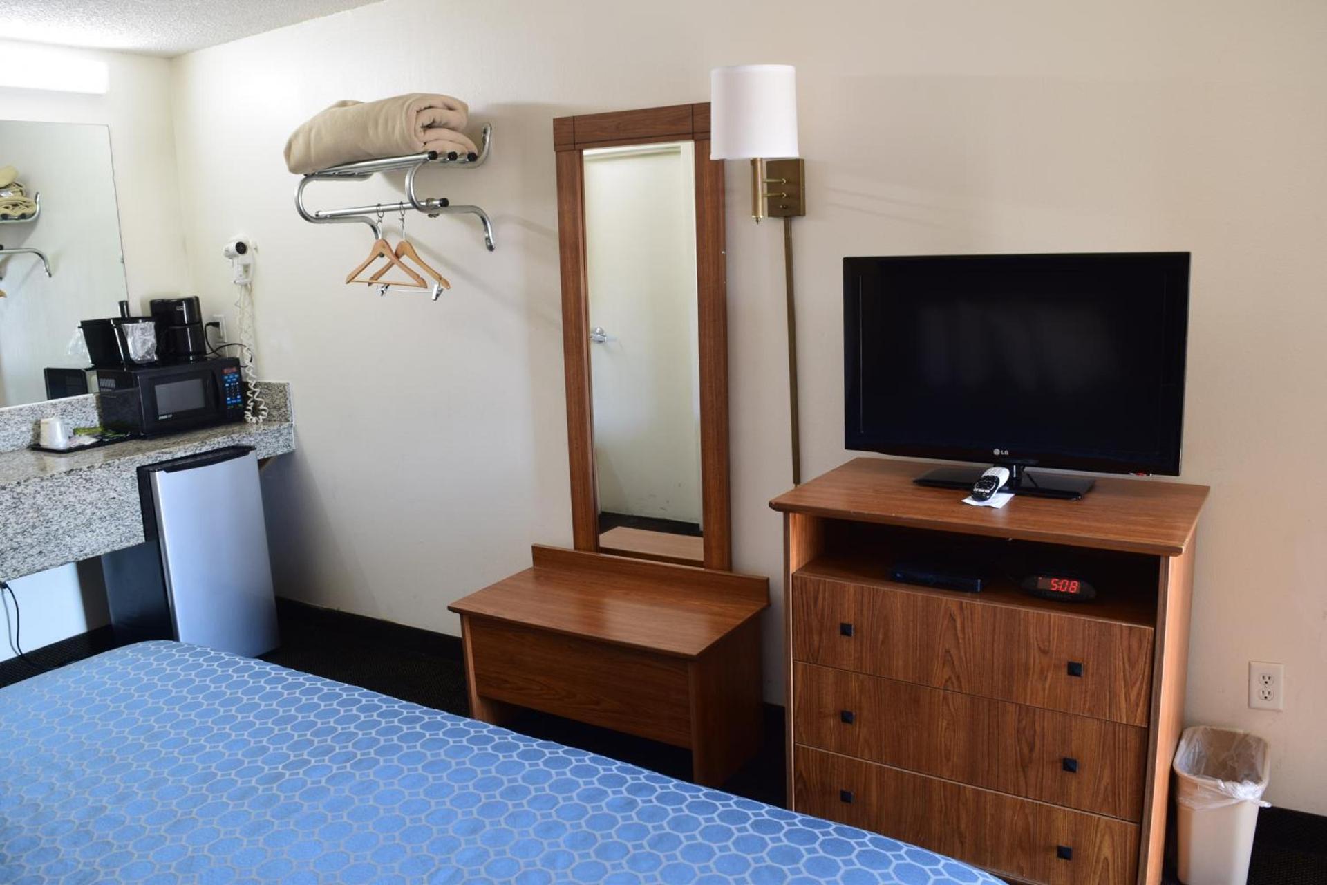 Value Inn - Livonia photo 34