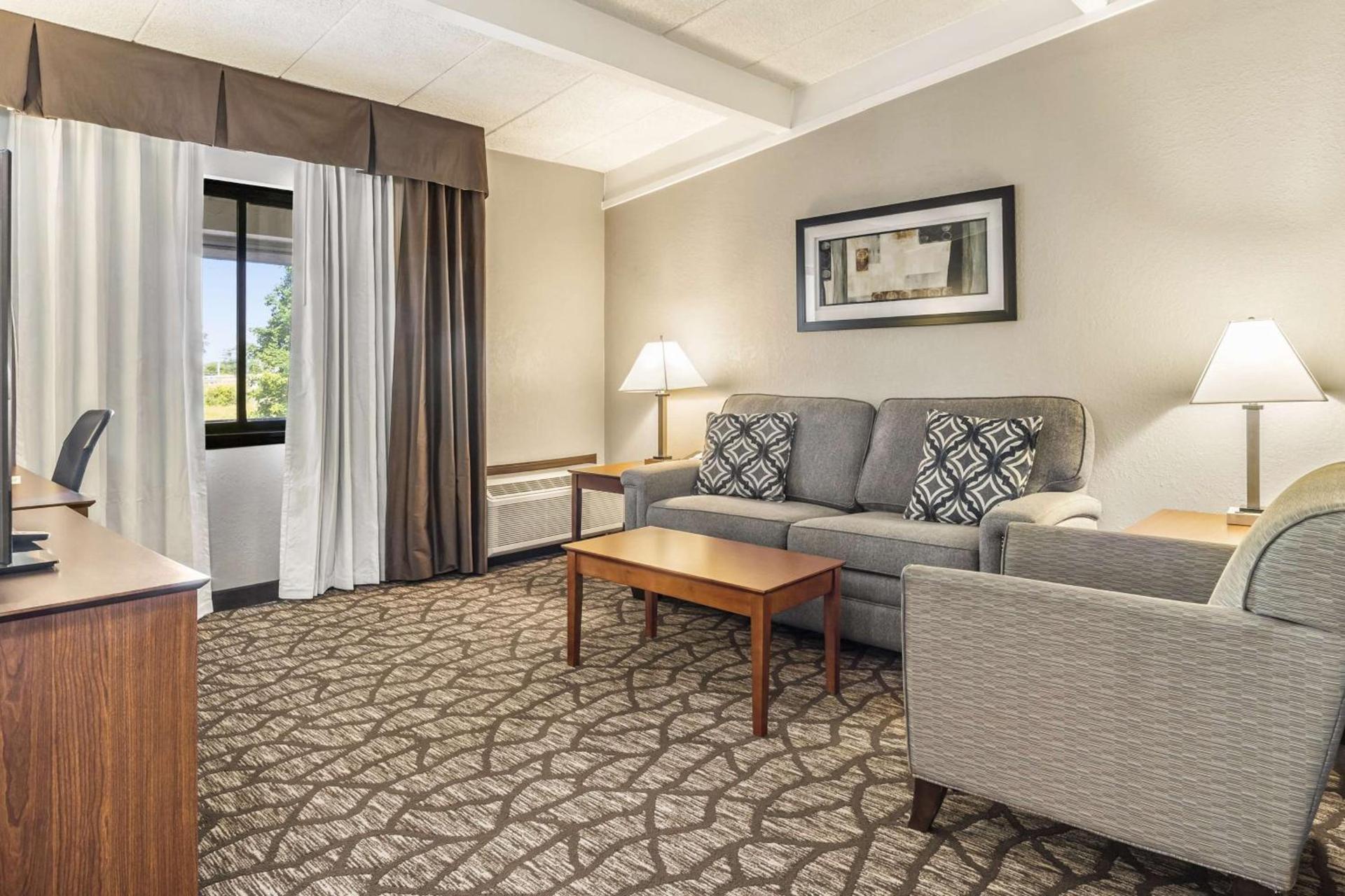 AmericInn by Wyndham Grand Rapids Airport North photo 5