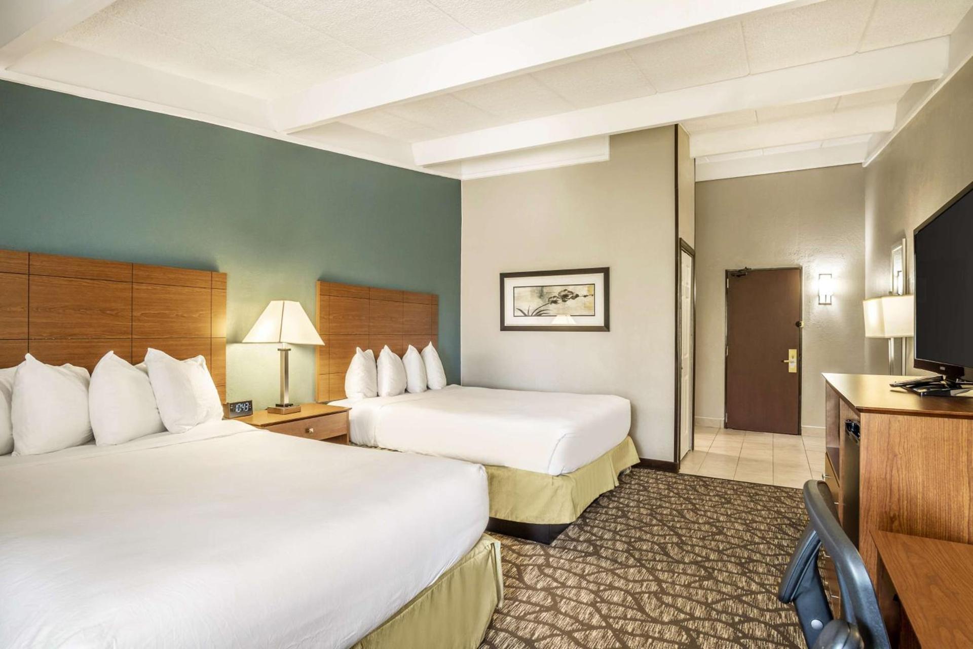 AmericInn by Wyndham Grand Rapids Airport North photo 11