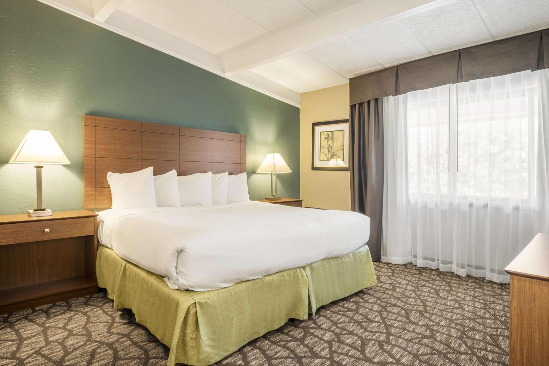 AmericInn by Wyndham Grand Rapids Airport North photo 12