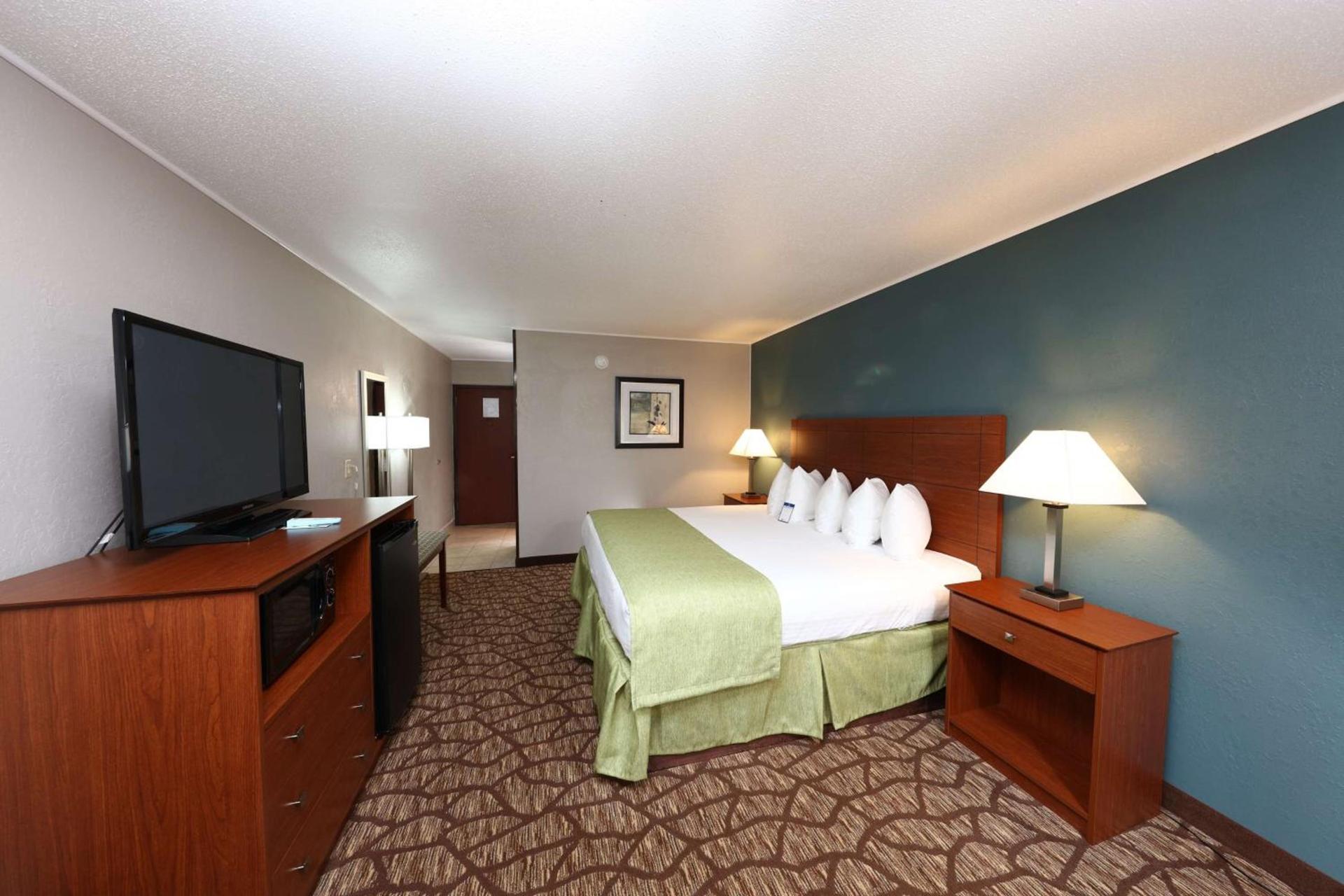 AmericInn by Wyndham Grand Rapids Airport North photo 16